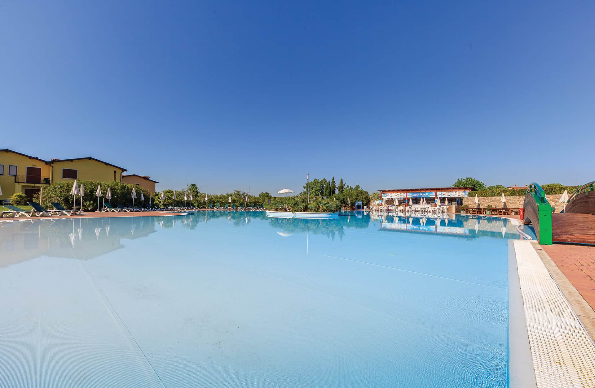Piscine extérieure de la résidence de vacances Eden à Peschiera del Garda, proche du Lac de Garde, en Italie Piscine extérieure de la résidence de vacances Eden à Peschiera del Garda, proche du Lac de Garde, en Italie