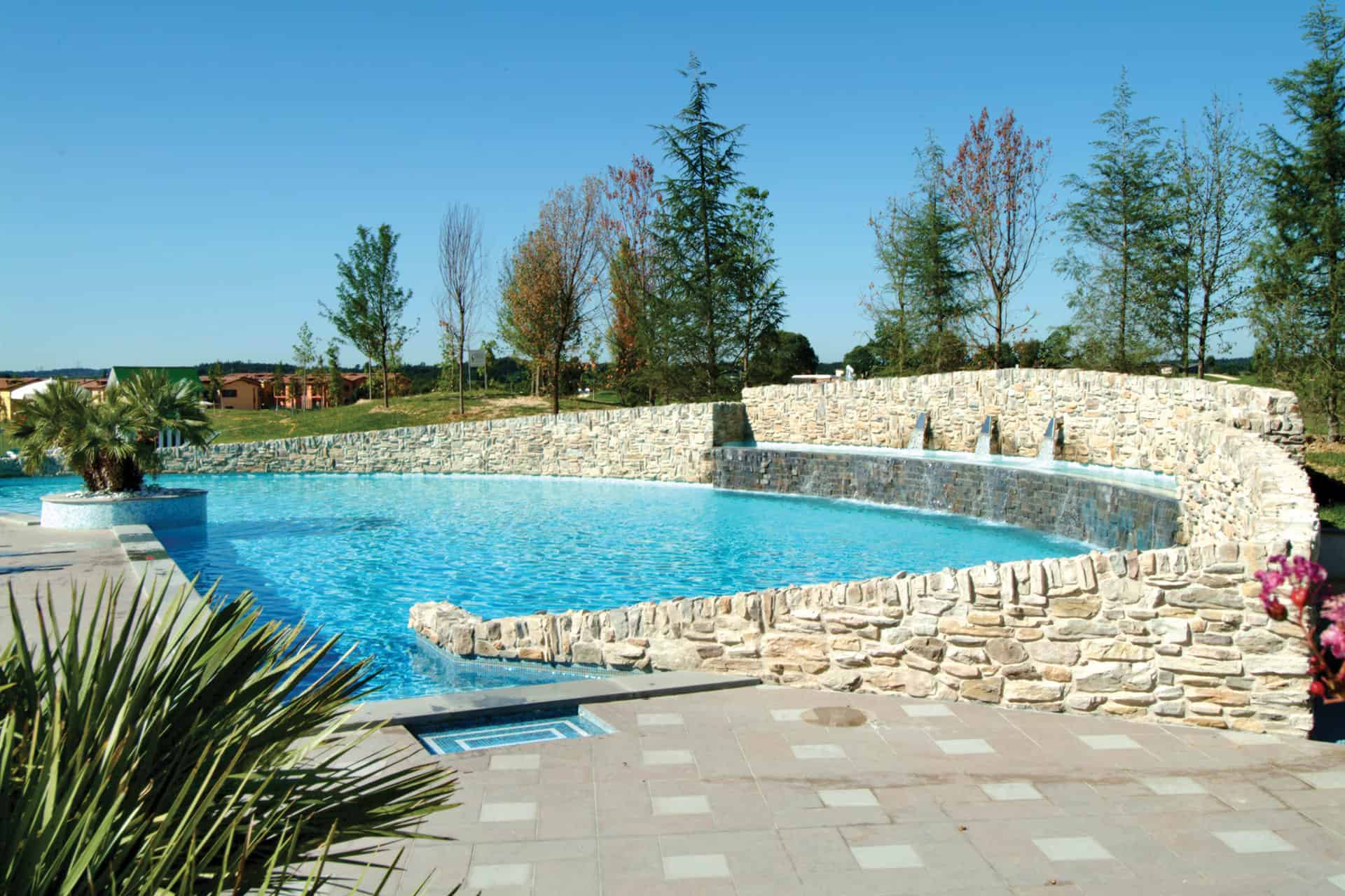 Piscine extérieure de la résidence de vacances Eden à Peschiera del Garda, proche du Lac de Garde, en Italie Piscine extérieure de la résidence de vacances Eden à Peschiera del Garda, proche du Lac de Garde, en Italie