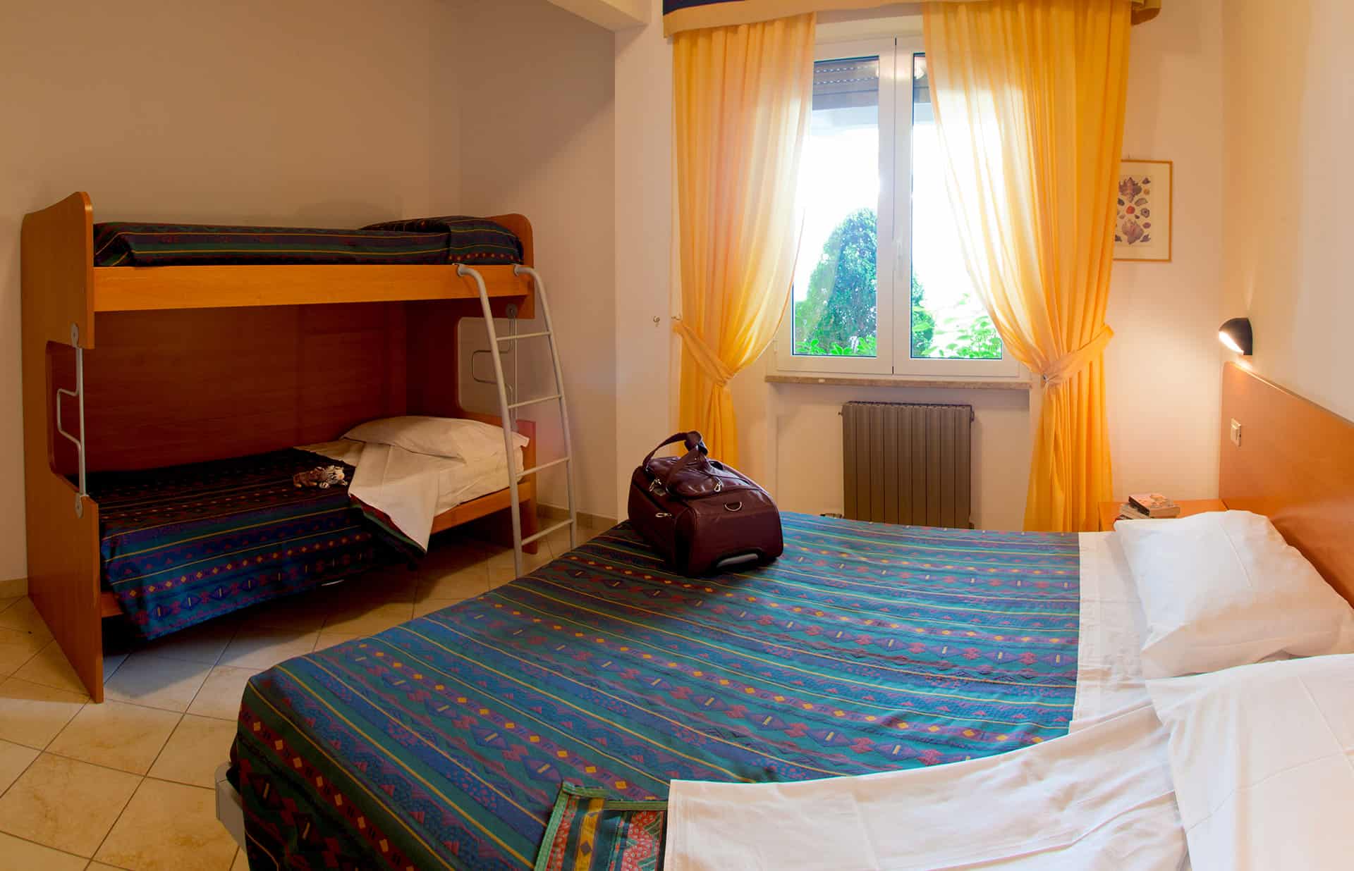 Exemple de chambre de la résidence de vacances Sant'Anna à Pietra Ligure, en Ligurie, en Italie Exemple de chambre de la résidence de vacances Sant'Anna à Pietra Ligure, en Ligurie, en Italie