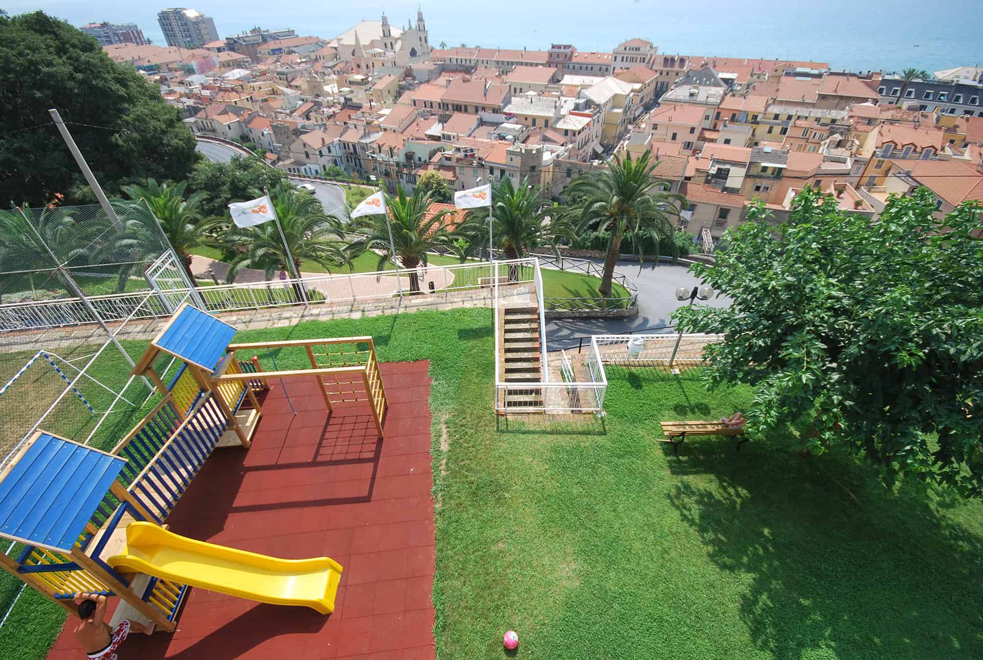 Aire de jeux pour enfants de la résidence de vacances Sant'Anna à Pietra Ligure, en Ligurie, en Italie Aire de jeux pour enfants de la résidence de vacances Sant'Anna à Pietra Ligure, en Ligurie, en Italie