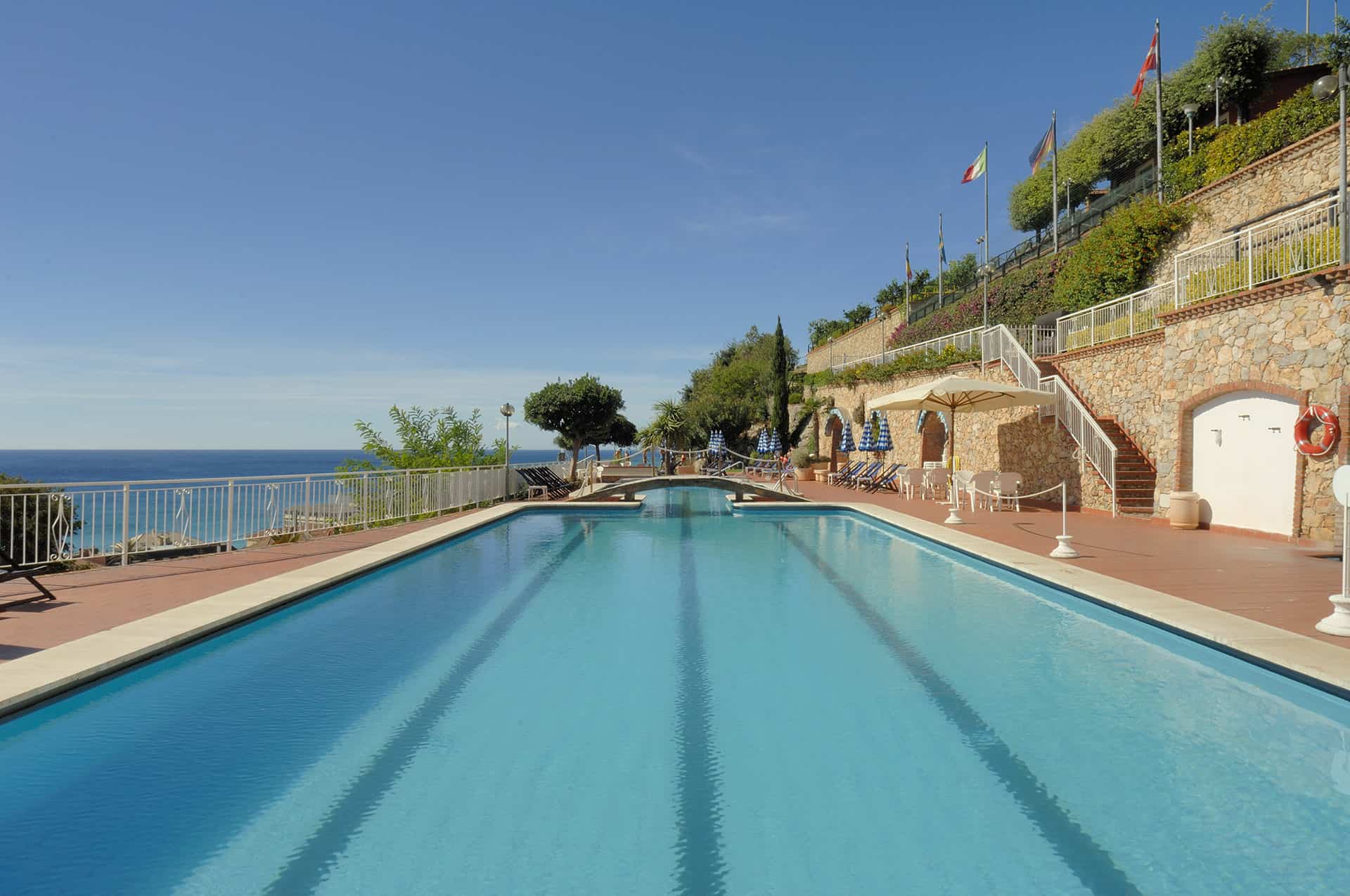 Piscine extérieure de la résidence de vacances Sant'Anna à Pietra Ligure, en Ligurie, en Italie Piscine extérieure de la résidence de vacances Sant'Anna à Pietra Ligure, en Ligurie, en Italie