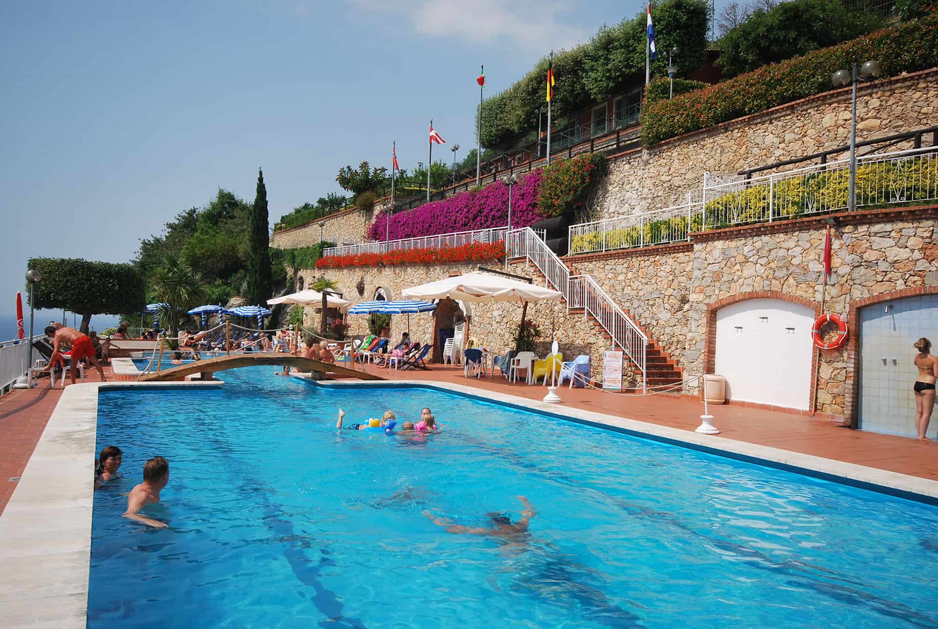 Piscine extérieure de la résidence de vacances Sant'Anna à Pietra Ligure, en Ligurie, en Italie Piscine extérieure de la résidence de vacances Sant'Anna à Pietra Ligure, en Ligurie, en Italie
