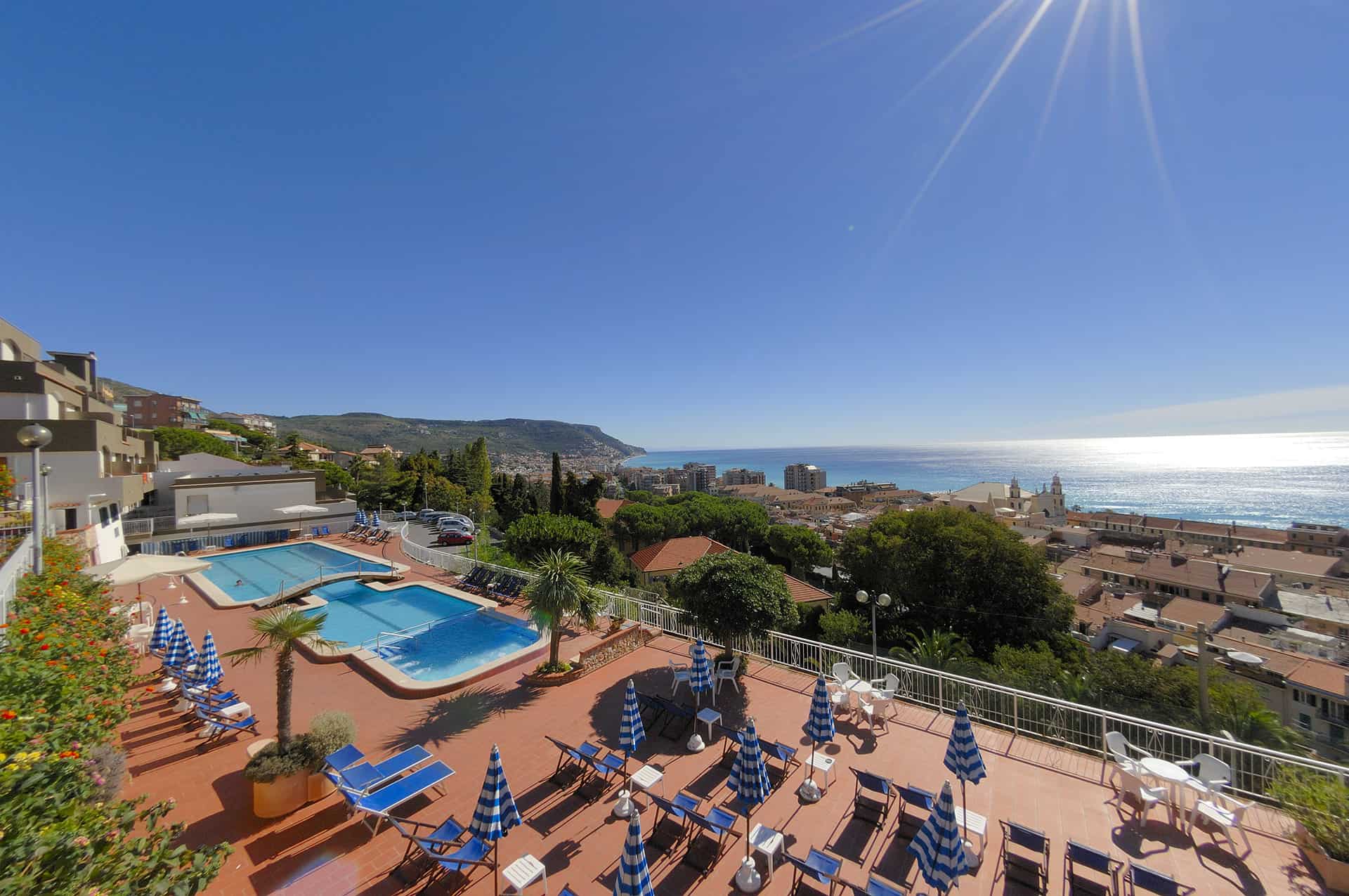 Vue depuis de la résidence de vacances Sant'Anna à Pietra Ligure, en Ligurie, en Italie Vue depuis de la résidence de vacances Sant'Anna à Pietra Ligure, en Ligurie, en Italie