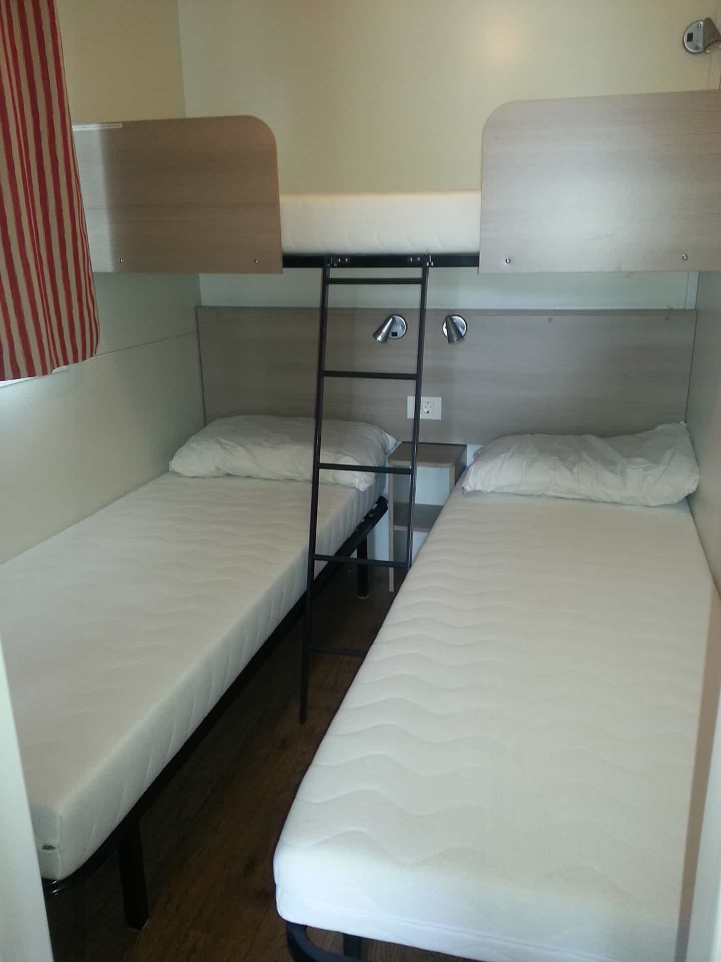 Exemple de chambre de la résidence de vacances Marina 3B à Sarzana, en Ligurie, en Italie Exemple de chambre de la résidence de vacances Marina 3B à Sarzana, en Ligurie, en Italie