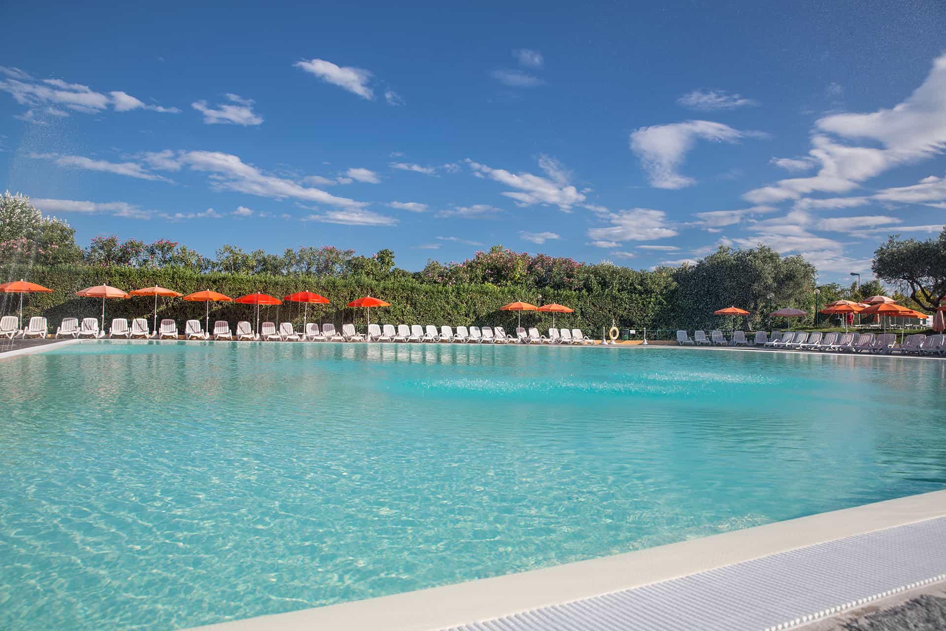 Piscine extérieure de la résidence de vacances The Garda Village à Colombare di Sirmione, proche du Lac de Garde, en Italie Piscine extérieure de la résidence de vacances The Garda Village à Colombare di Sirmione, proche du Lac de Garde, en Italie
