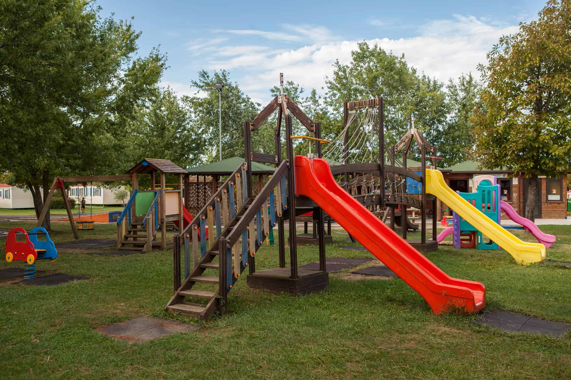 Aire de jeux pour enfants de la résidence de vacances The Garda Village à Colombare di Sirmione, proche du Lac de Garde, en Italie Aire de jeux pour enfants de la résidence de vacances The Garda Village à Colombare di Sirmione, proche du Lac de Garde, en Italie