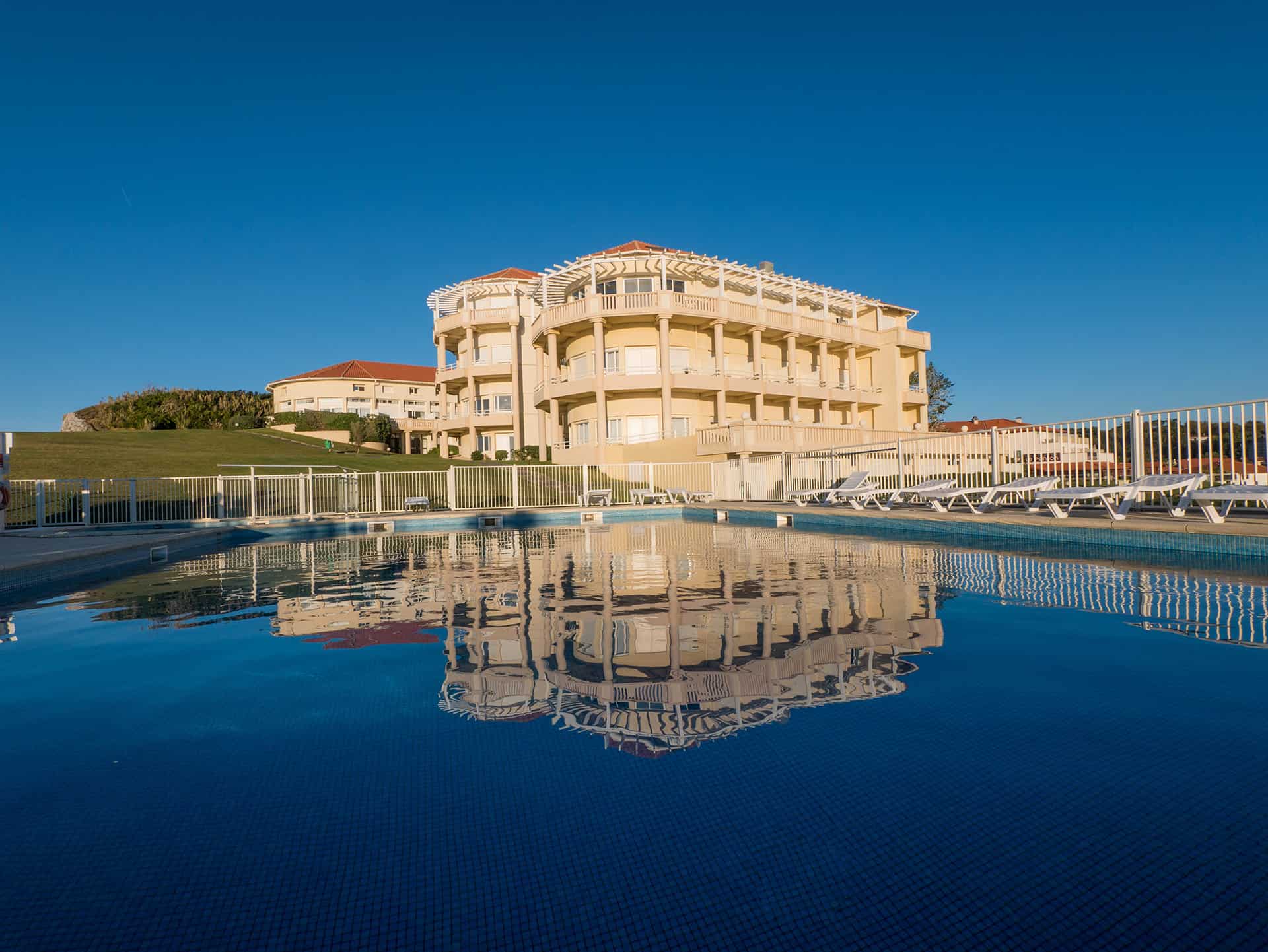 La résidence Eugénie à Biarritz dans le Pays Basque avec piscine extérieure La résidence Eugénie à Biarritz dans le Pays Basque avec piscine extérieure
