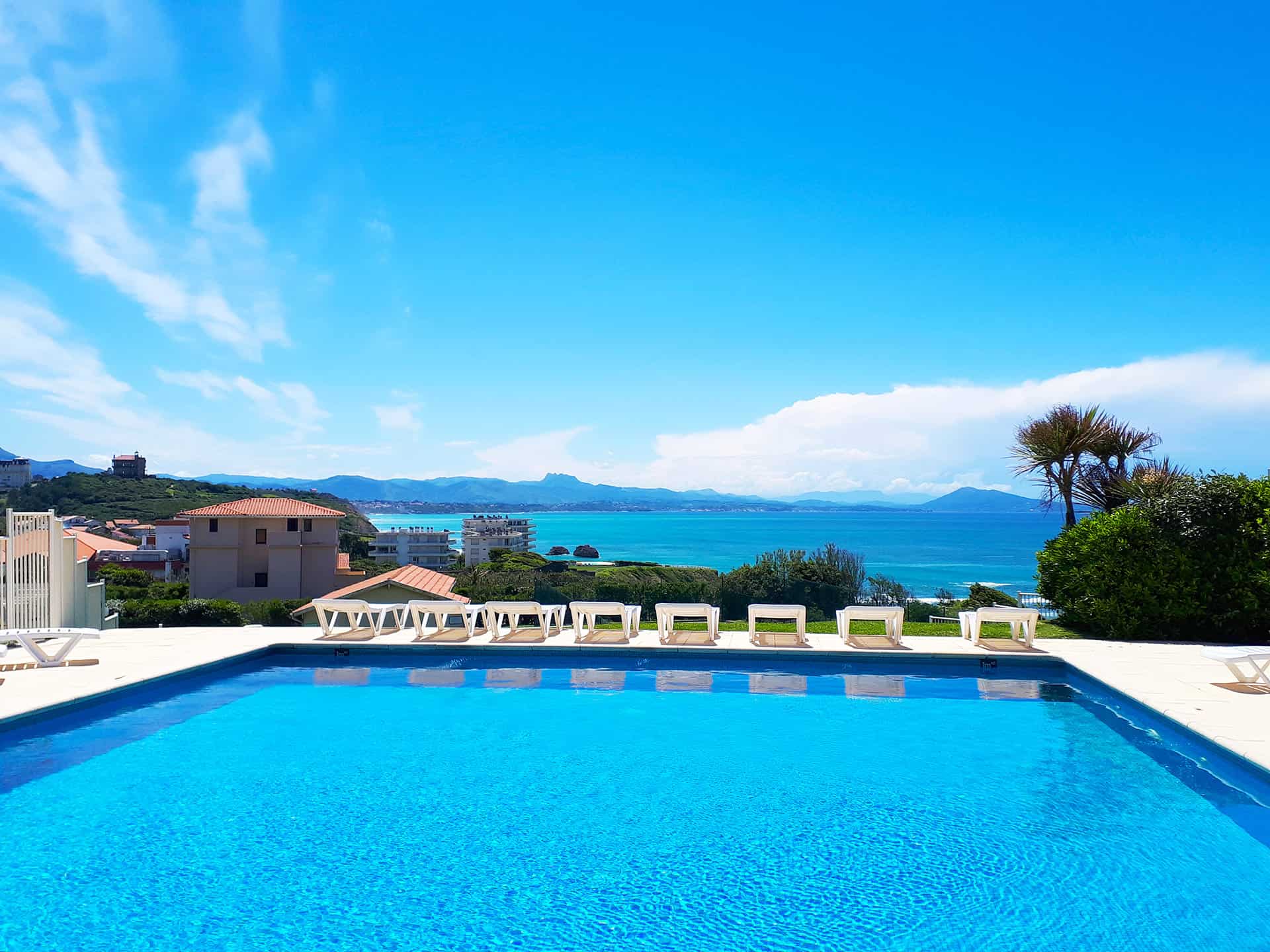 Piscine extérieure de la résidence Eugénie à Biarritz dans le Pays Basque Piscine extérieure de la résidence Eugénie à Biarritz dans le Pays Basque