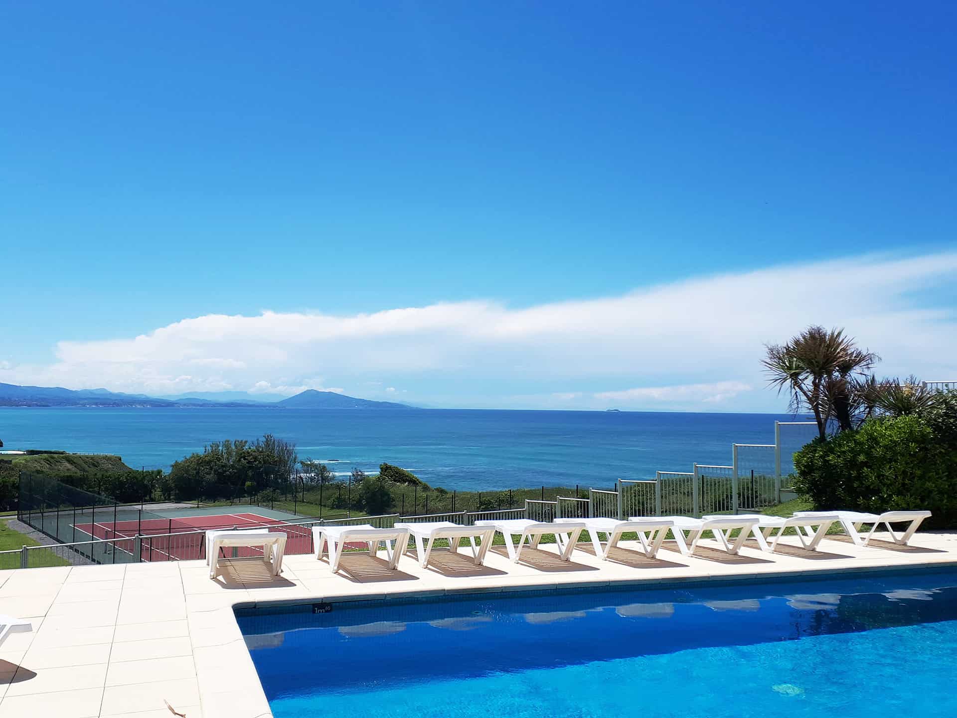 Piscine extérieure de la résidence Eugénie à Biarritz dans le Pays Basque Piscine extérieure de la résidence Eugénie à Biarritz dans le Pays Basque