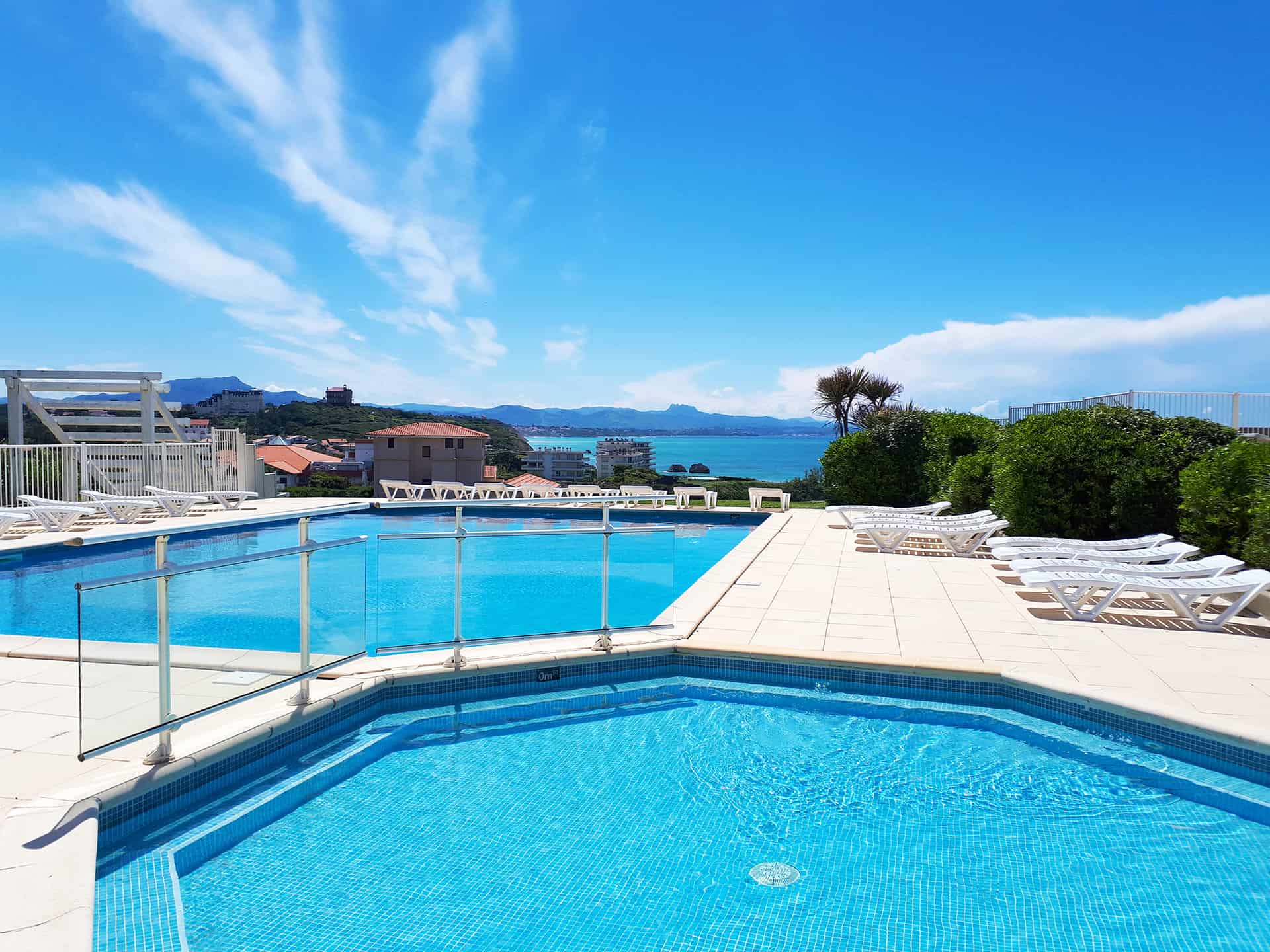 Piscine extérieure et bassin enfants de la résidence Eugénie à Biarritz dans le Pays Basque Piscine extérieure et bassin enfants de la résidence Eugénie à Biarritz dans le Pays Basque