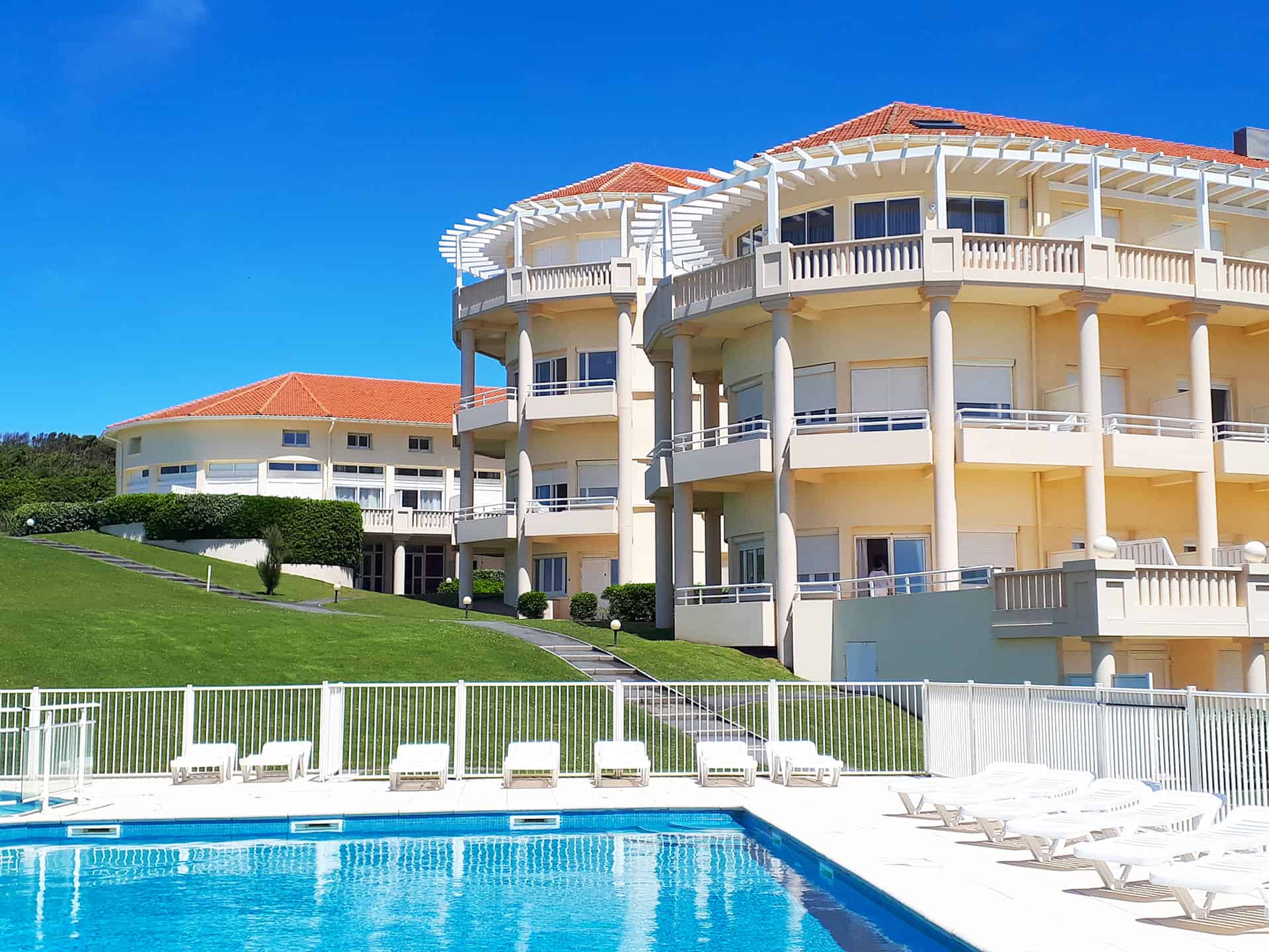 La résidence Eugénie à Biarritz dans le Pays Basque avec piscine extérieure La résidence Eugénie à Biarritz dans le Pays Basque avec piscine extérieure