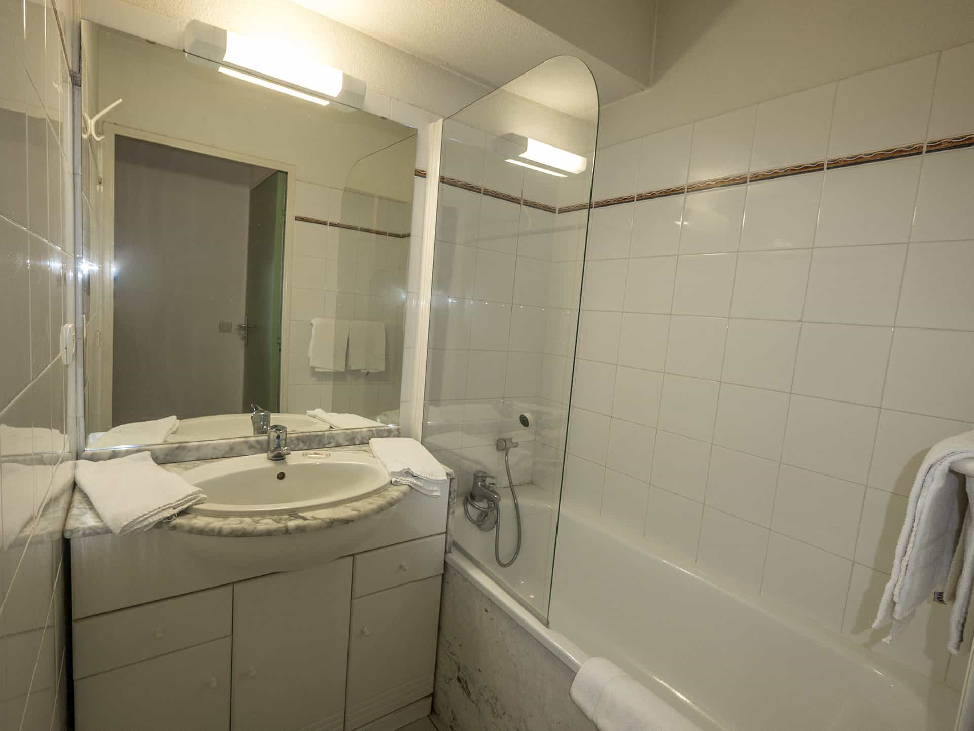 Exemple de salle de bain de la résidence Ilbarritz à Bidart Exemple de salle de bain de la résidence Ilbarritz à Bidart