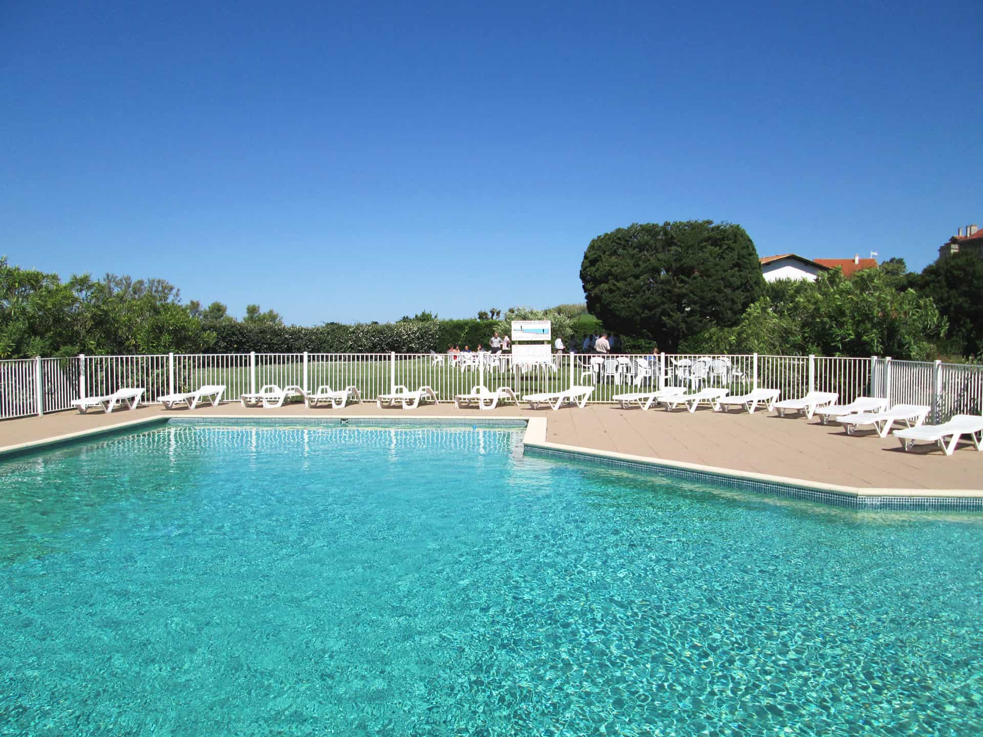 Piscine extérieure de la résidence de vacances Ilbarritz à Bidart Piscine extérieure de la résidence de vacances Ilbarritz à Bidart
