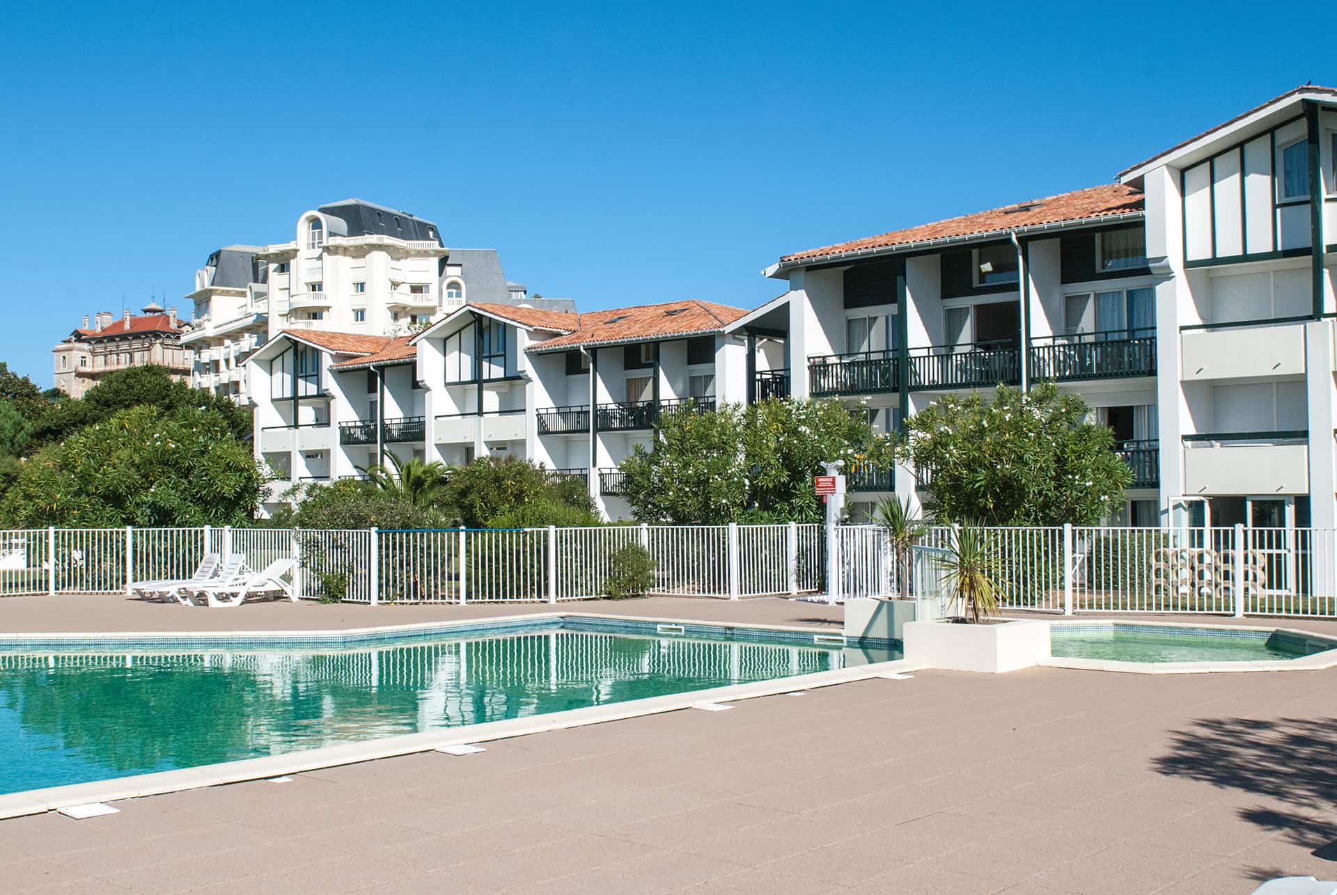 Piscine extérieure de la résidence de vacances Ilbarritz à Bidart Piscine extérieure de la résidence de vacances Ilbarritz à Bidart