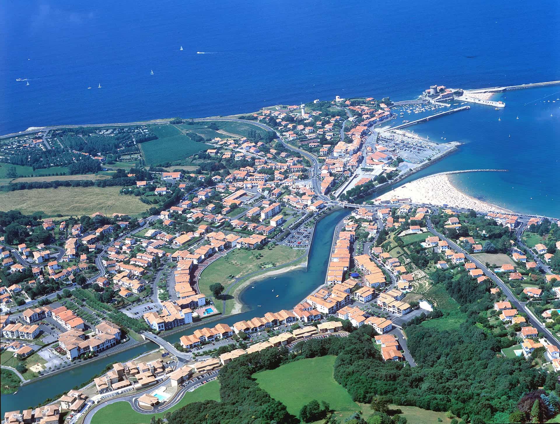 Vue aérienne de la station de Ciboure - St Jean de Luz Vue aérienne de la station de Ciboure - St Jean de Luz