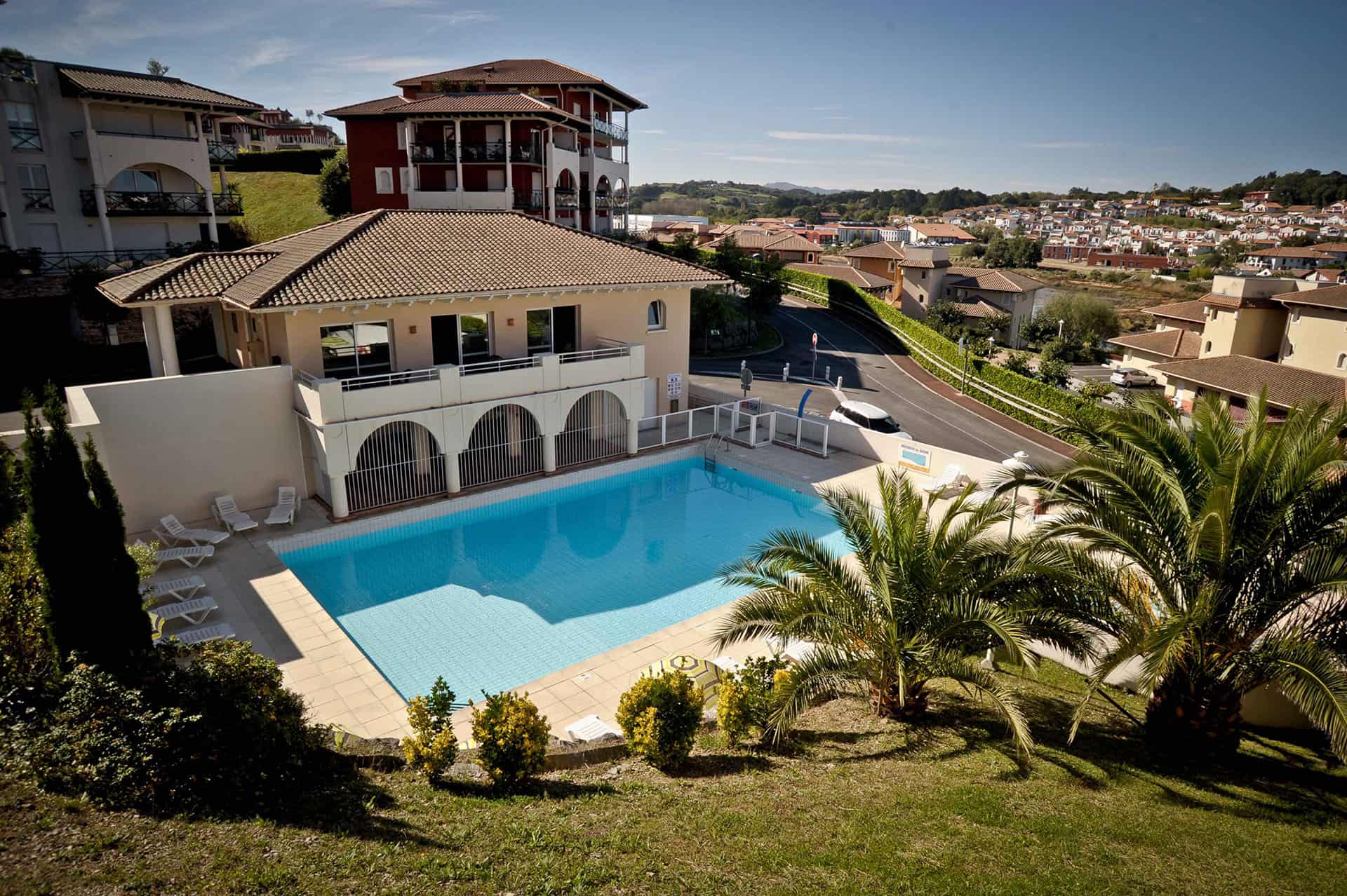 Piscine extérieure de la résidence de vacances Soko Eder à Ciboure Piscine extérieure de la résidence de vacances Soko Eder à Ciboure