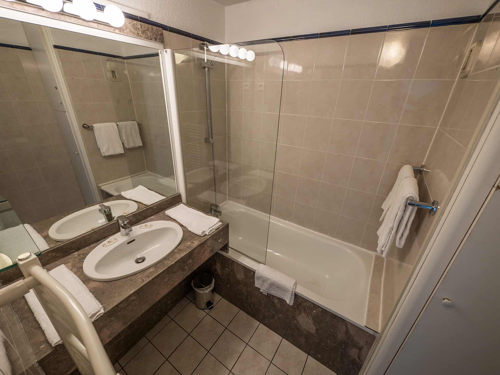 Salle de bain de la résidence Sokoburu à Hendaye Salle de bain de la résidence Sokoburu à Hendaye