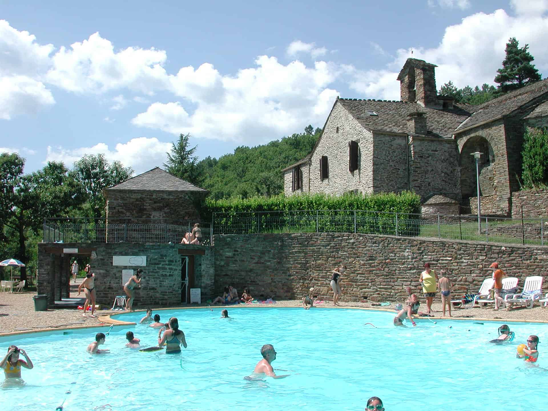 Piscine extérieure municipale en été sur le domaine de la résidence de tourisme Les Hauts de St Privat à St Privat de Vallongue Piscine extérieure municipale en été sur le domaine de la résidence de tourisme Les Hauts de St Privat à St Privat de Vallongue