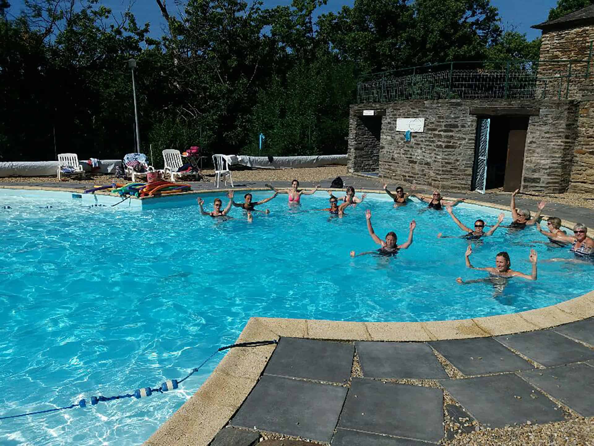 Piscine extérieure municipale en été sur le domaine de la résidence de tourisme Les Hauts de St Privat à St Privat de Vallongue Piscine extérieure municipale en été sur le domaine de la résidence de tourisme Les Hauts de St Privat à St Privat de Vallongue