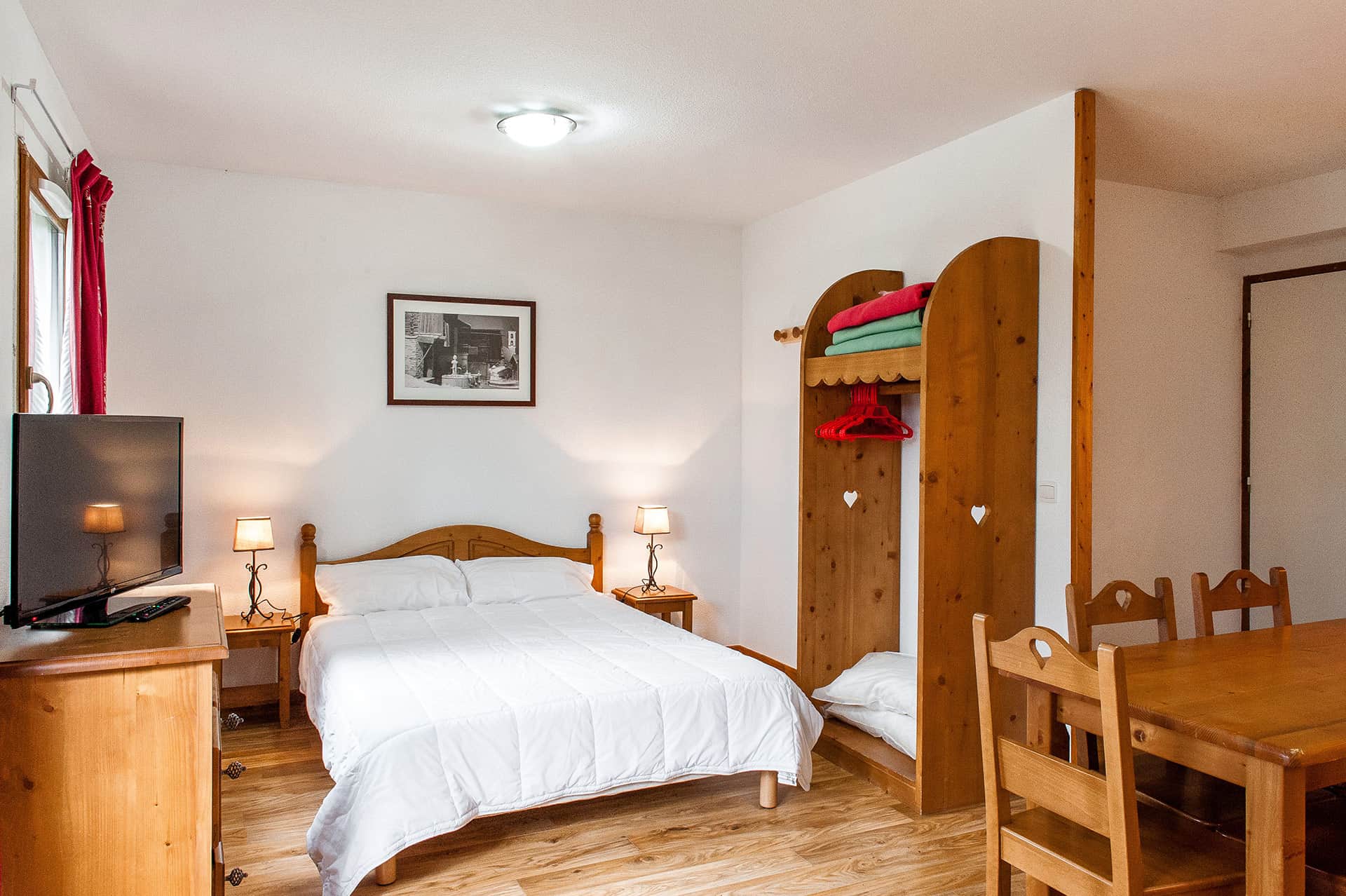 Exemple de salon d'un appartement de la résidence de vacances Le Bois de la Reine à Super-Besse Exemple de salon d'un appartement de la résidence de vacances Le Bois de la Reine à Super-Besse