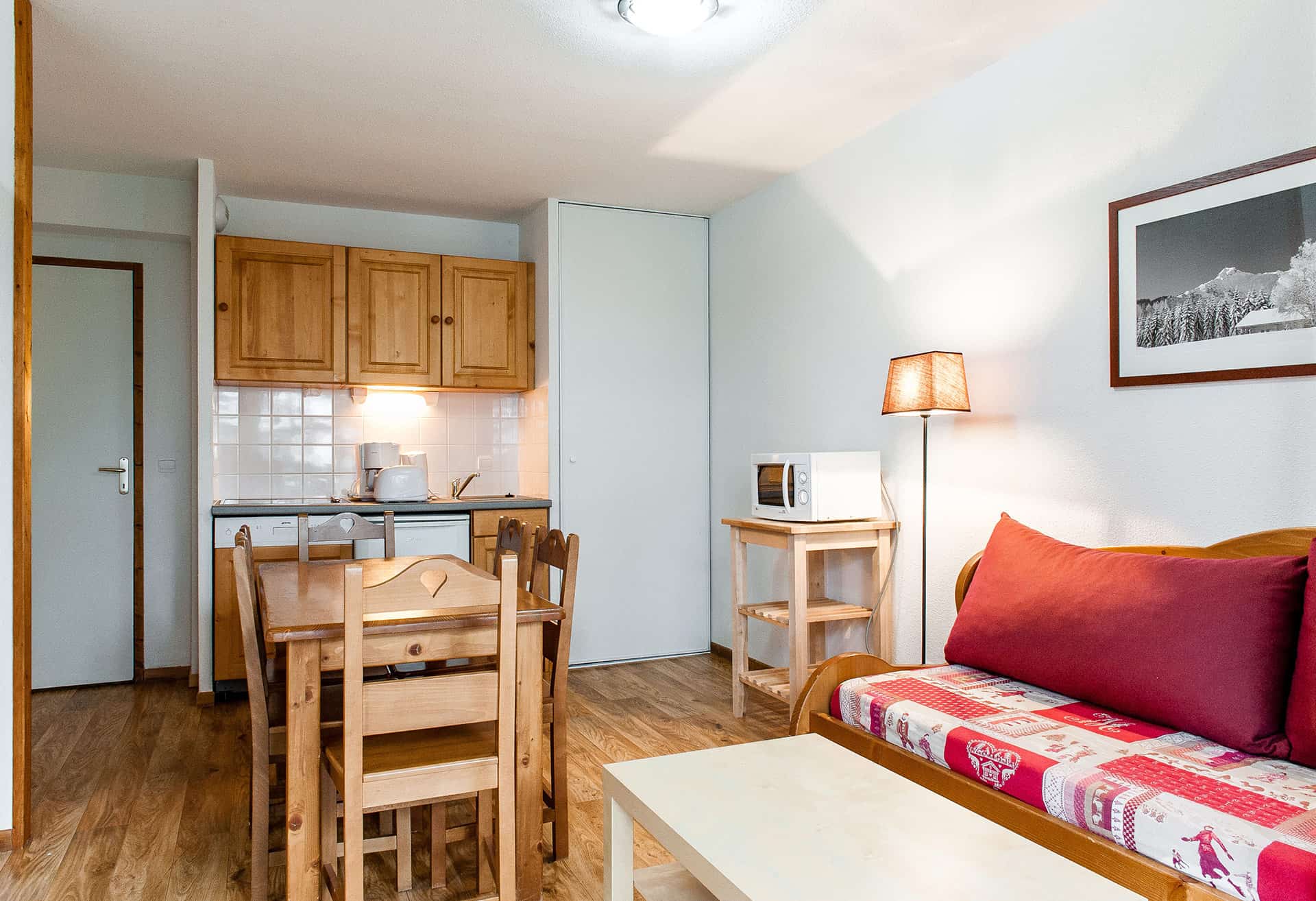 Exemple de salon d'un appartement de la résidence de vacances Le Bois de la Reine à Super-Besse Exemple de salon d'un appartement de la résidence de vacances Le Bois de la Reine à Super-Besse