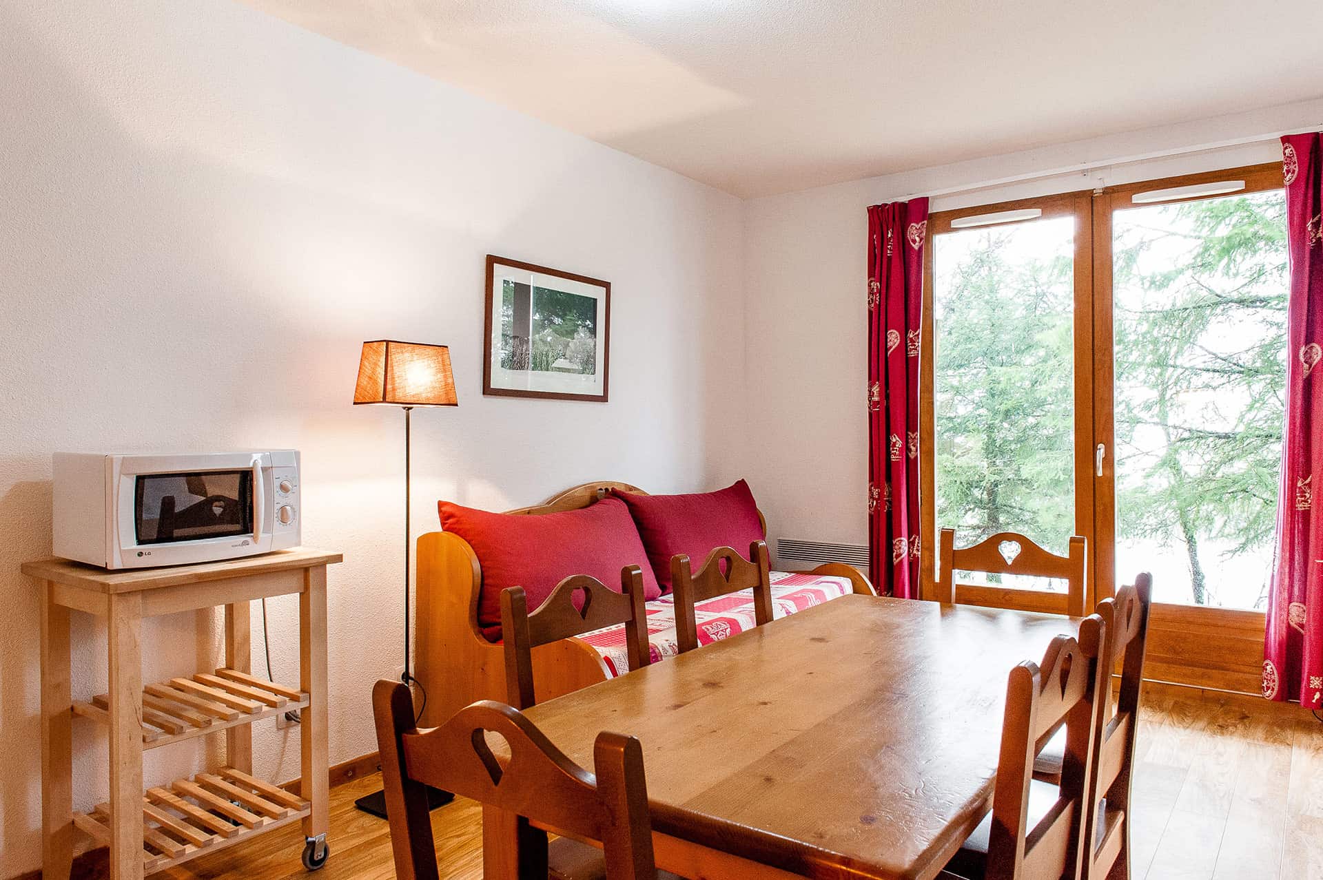 Exemple de salon d'un appartement de la résidence de vacances Le Bois de la Reine à Super-Besse Exemple de salon d'un appartement de la résidence de vacances Le Bois de la Reine à Super-Besse