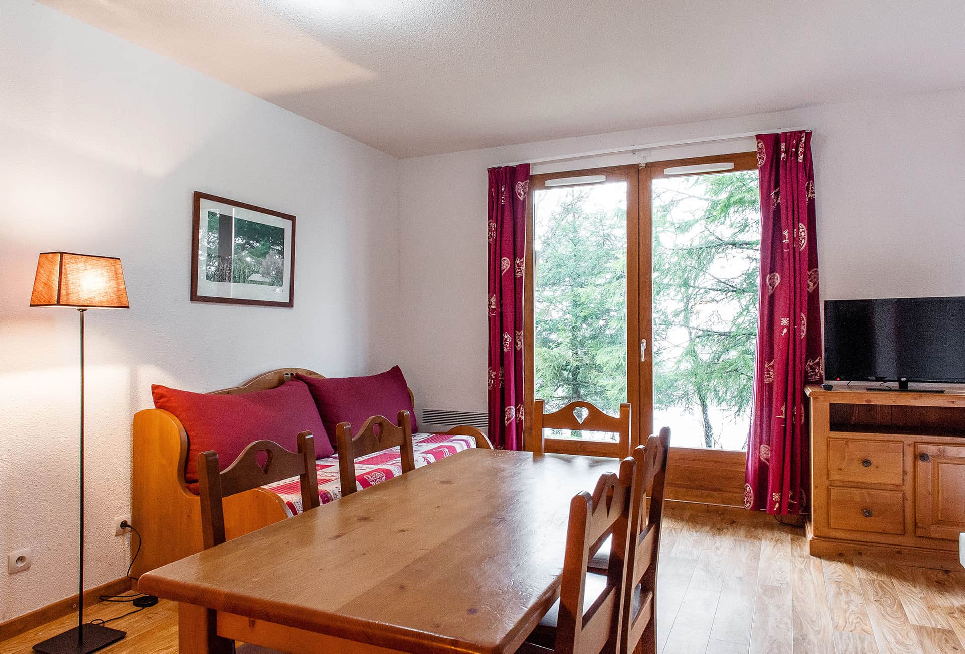 Exemple de salon d'un appartement de la résidence de vacances Le Bois de la Reine à Super-Besse Exemple de salon d'un appartement de la résidence de vacances Le Bois de la Reine à Super-Besse