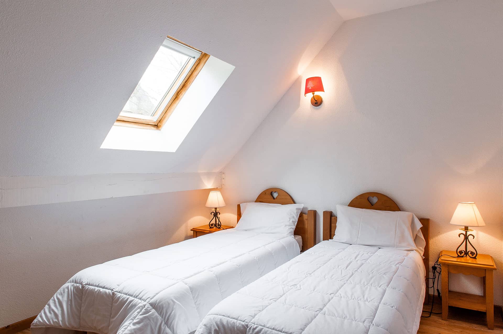Exemple de chambre avec 2 lits simples d'un appartement de la résidence de vacances Le Bois de la Reine à Super-Besse Exemple de chambre avec 2 lits simples d'un appartement de la résidence de vacances Le Bois de la Reine à Super-Besse