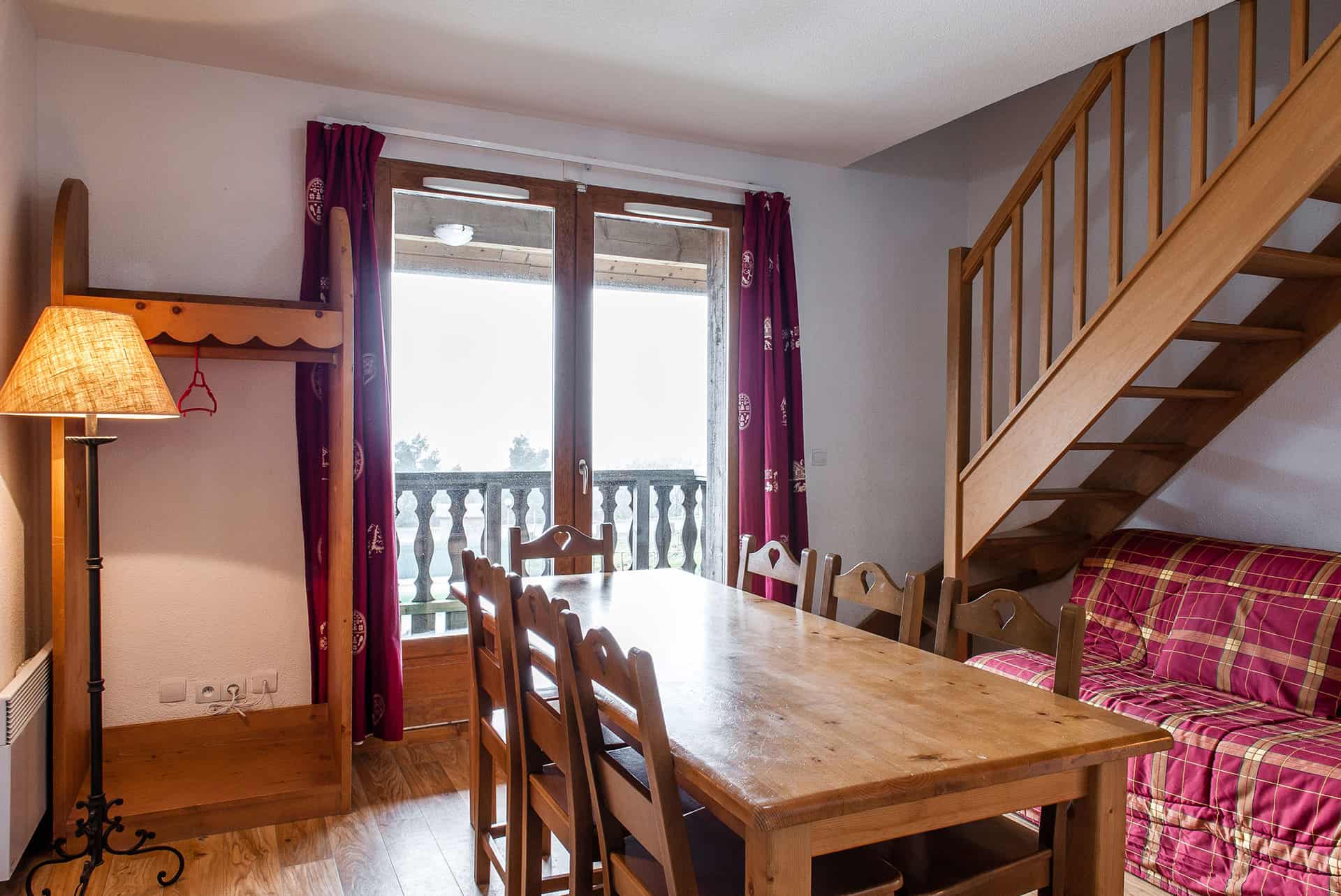 Exemple de salon d'un appartement de la résidence de vacances Le Bois de la Reine à Super-Besse Exemple de salon d'un appartement de la résidence de vacances Le Bois de la Reine à Super-Besse
