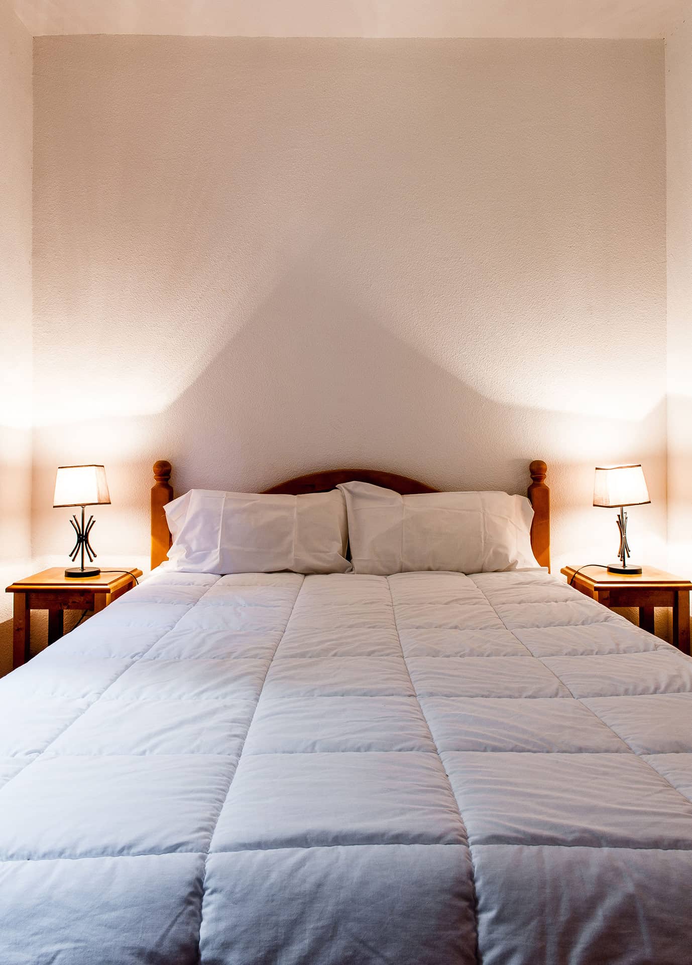 Exemple de chambre avec lit double d'un appartement de la résidence de vacances Le Bois de la Reine à Super-Besse Exemple de chambre avec lit double d'un appartement de la résidence de vacances Le Bois de la Reine à Super-Besse