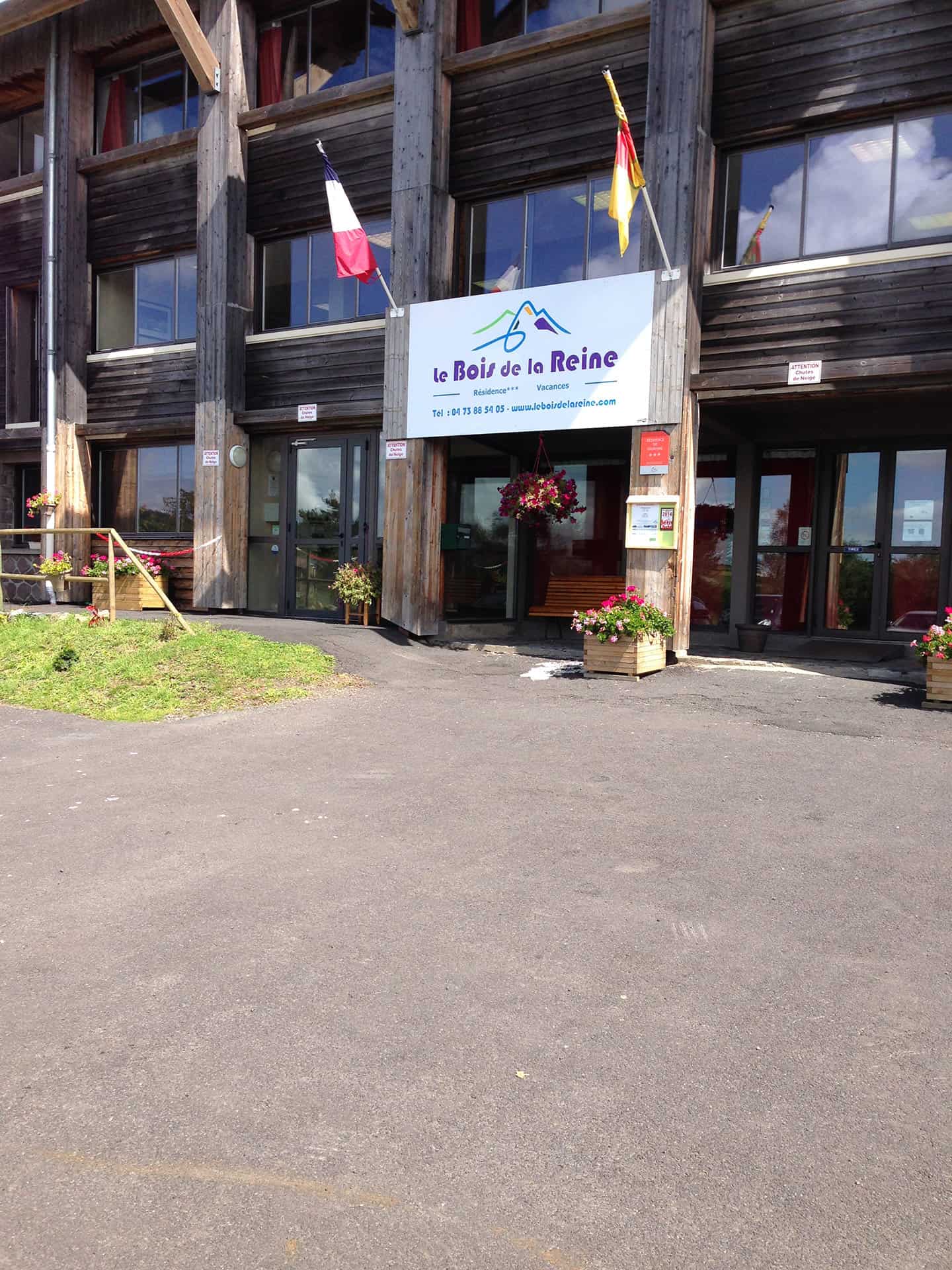 Façade de la résidence de vacances Le Bois de la Reine à Super-Besse Façade de la résidence de vacances Le Bois de la Reine à Super-Besse