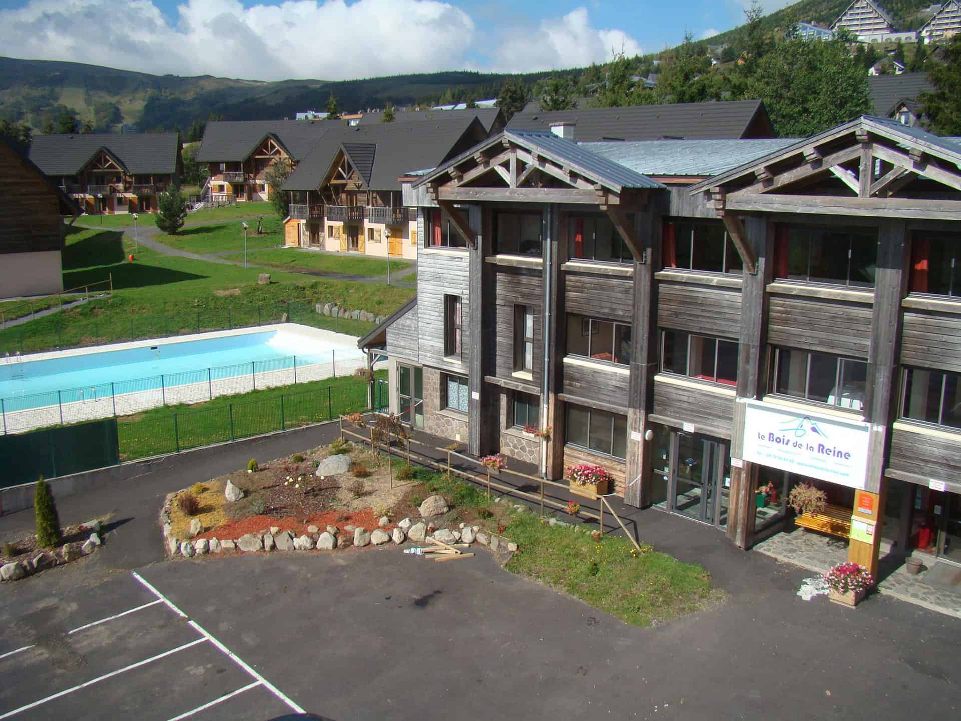 Extérieur et piscine de la résidence de vacances Le Bois de la Reine à Super-Besse Extérieur et piscine de la résidence de vacances Le Bois de la Reine à Super-Besse