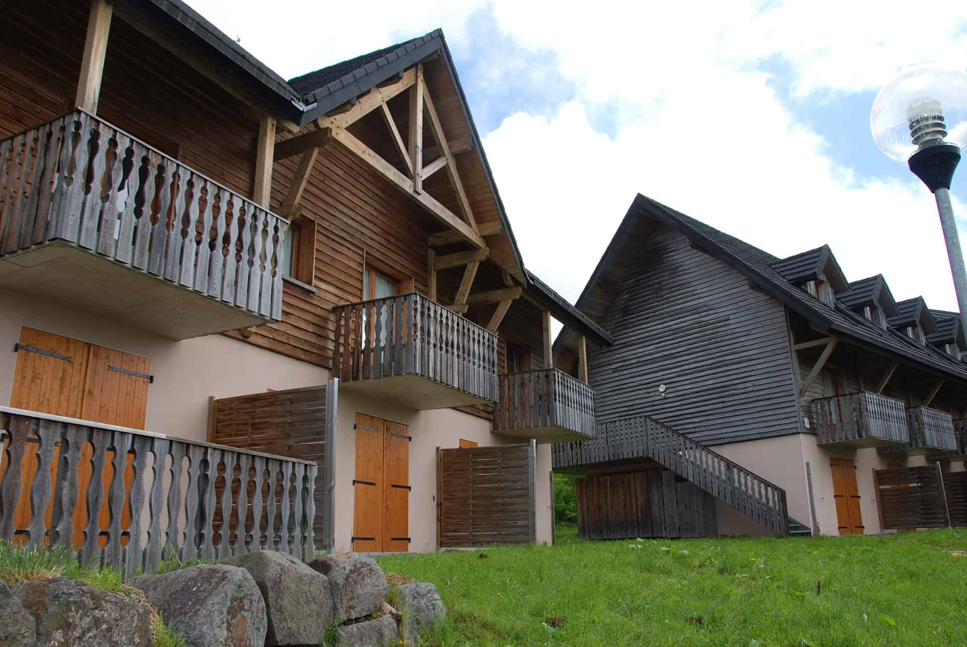 Extérieur de la résidence de vacances Le Bois de la Reine à Super-Besse Extérieur de la résidence de vacances Le Bois de la Reine à Super-Besse