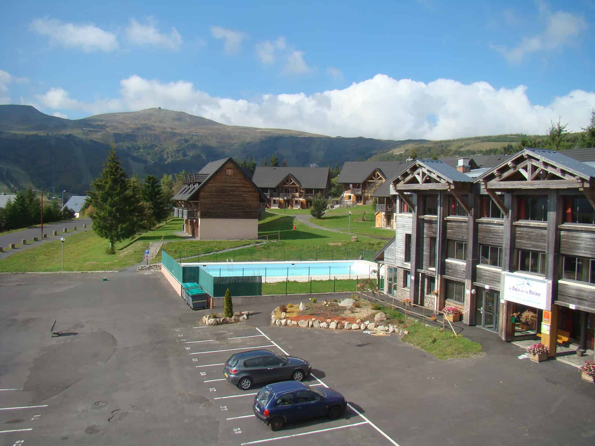 Extérieur, parking et piscine de la résidence de vacances Le Bois de la Reine à Super-Besse Extérieur, parking et piscine de la résidence de vacances Le Bois de la Reine à Super-Besse