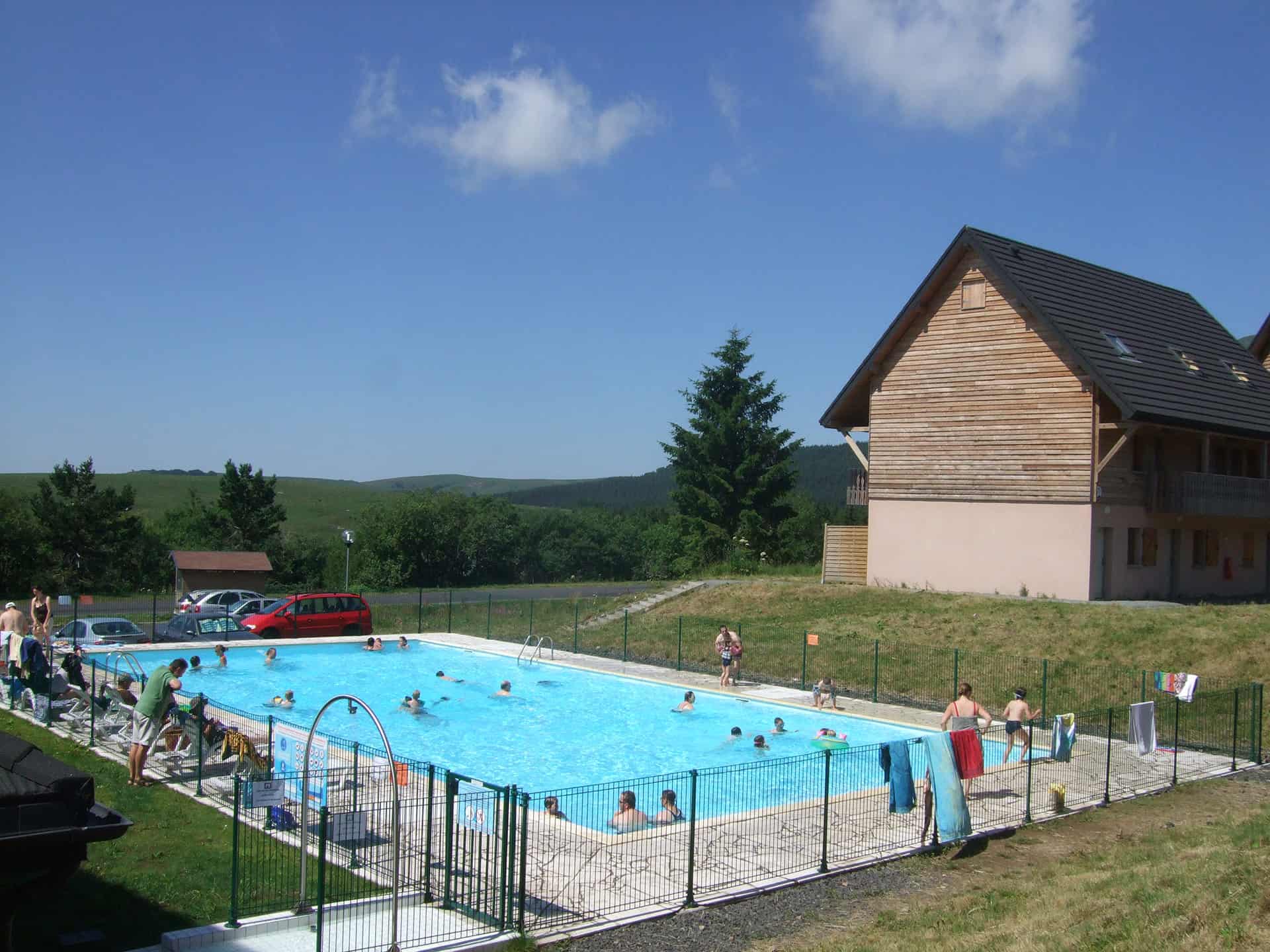 Piscine extérieure chauffée de la résidence de vacances Le Bois de la Reine à Super-Besse Piscine extérieure chauffée de la résidence de vacances Le Bois de la Reine à Super-Besse