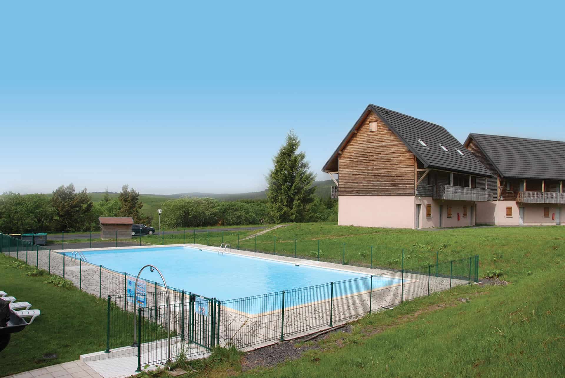 Piscine extérieure chauffée de la résidence de vacances Le Bois de la Reine à Super-Besse Piscine extérieure chauffée de la résidence de vacances Le Bois de la Reine à Super-Besse