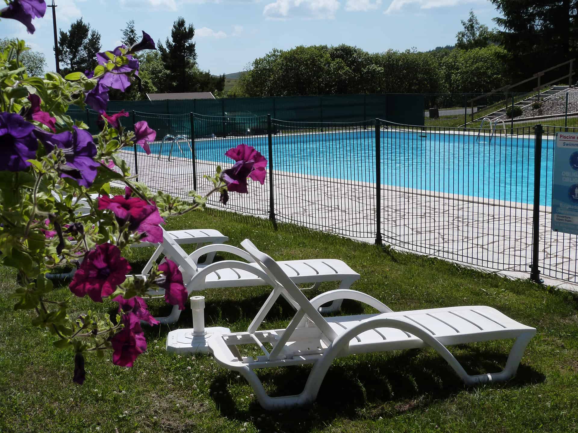 Piscine extérieure chauffée de la résidence de vacances Le Bois de la Reine à Super-Besse Piscine extérieure chauffée de la résidence de vacances Le Bois de la Reine à Super-Besse