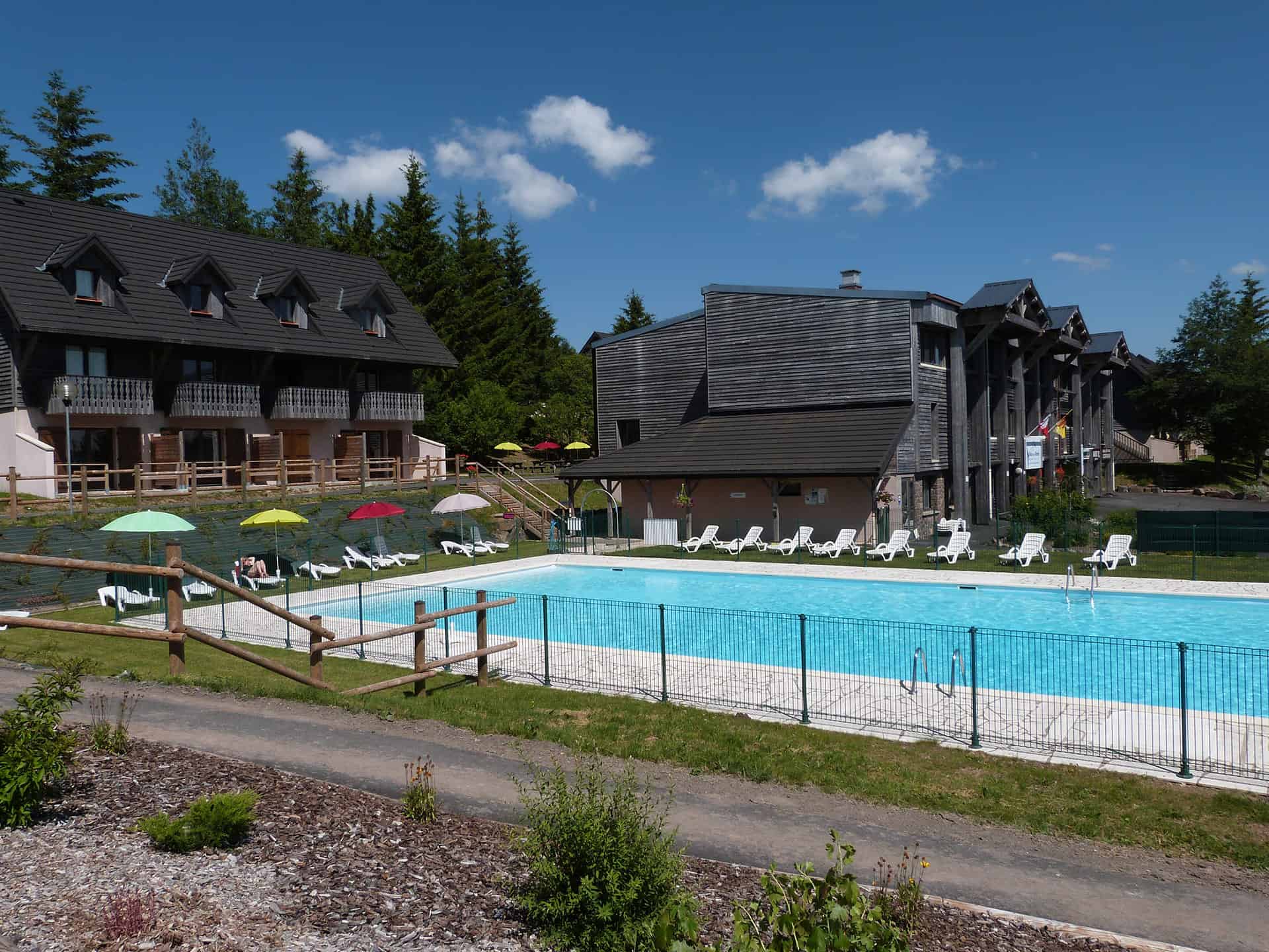 Piscine extérieure chauffée de la résidence de vacances Le Bois de la Reine à Super-Besse Piscine extérieure chauffée de la résidence de vacances Le Bois de la Reine à Super-Besse
