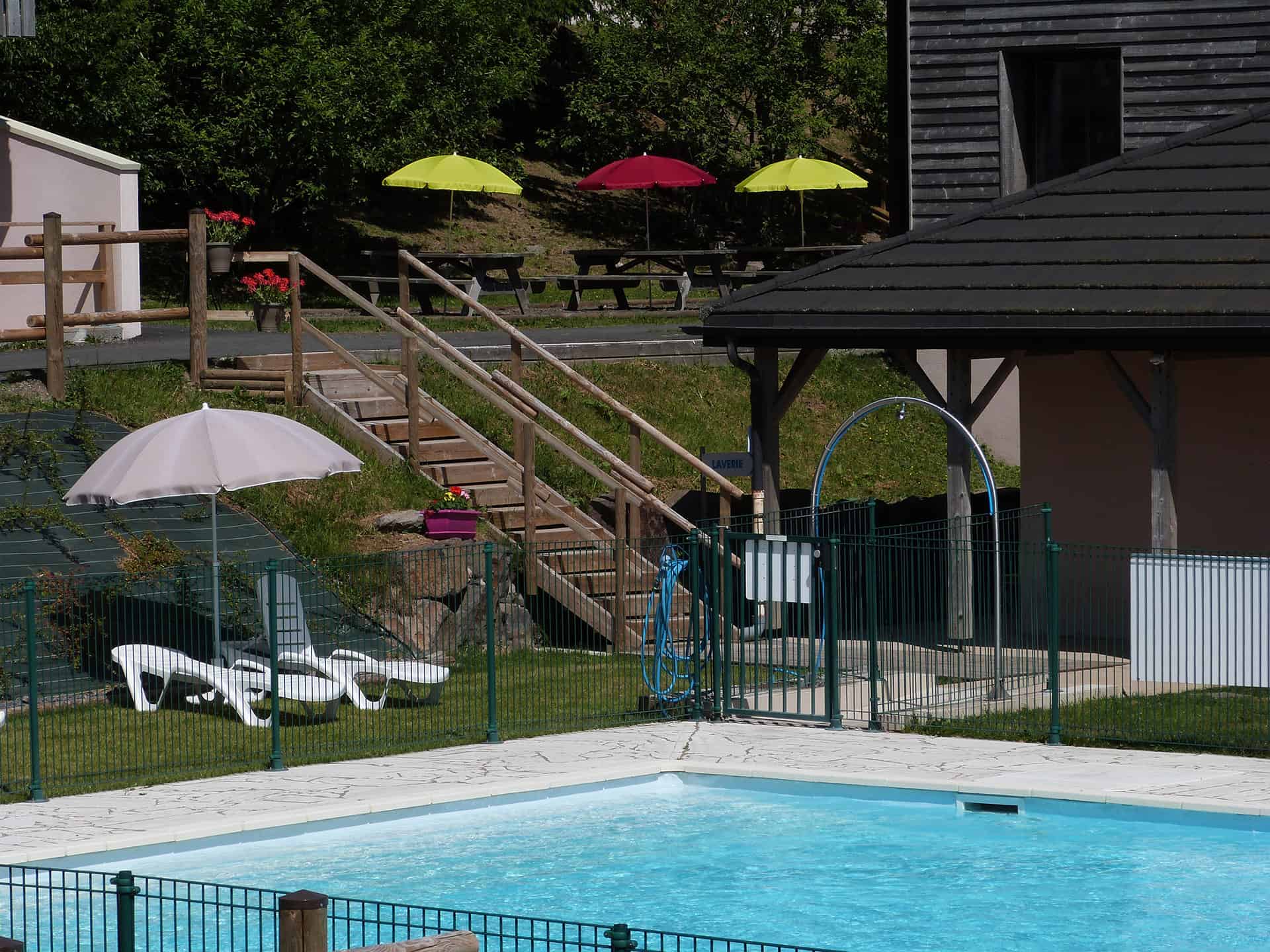 Piscine extérieure chauffée de la résidence de vacances Le Bois de la Reine à Super-Besse Piscine extérieure chauffée de la résidence de vacances Le Bois de la Reine à Super-Besse