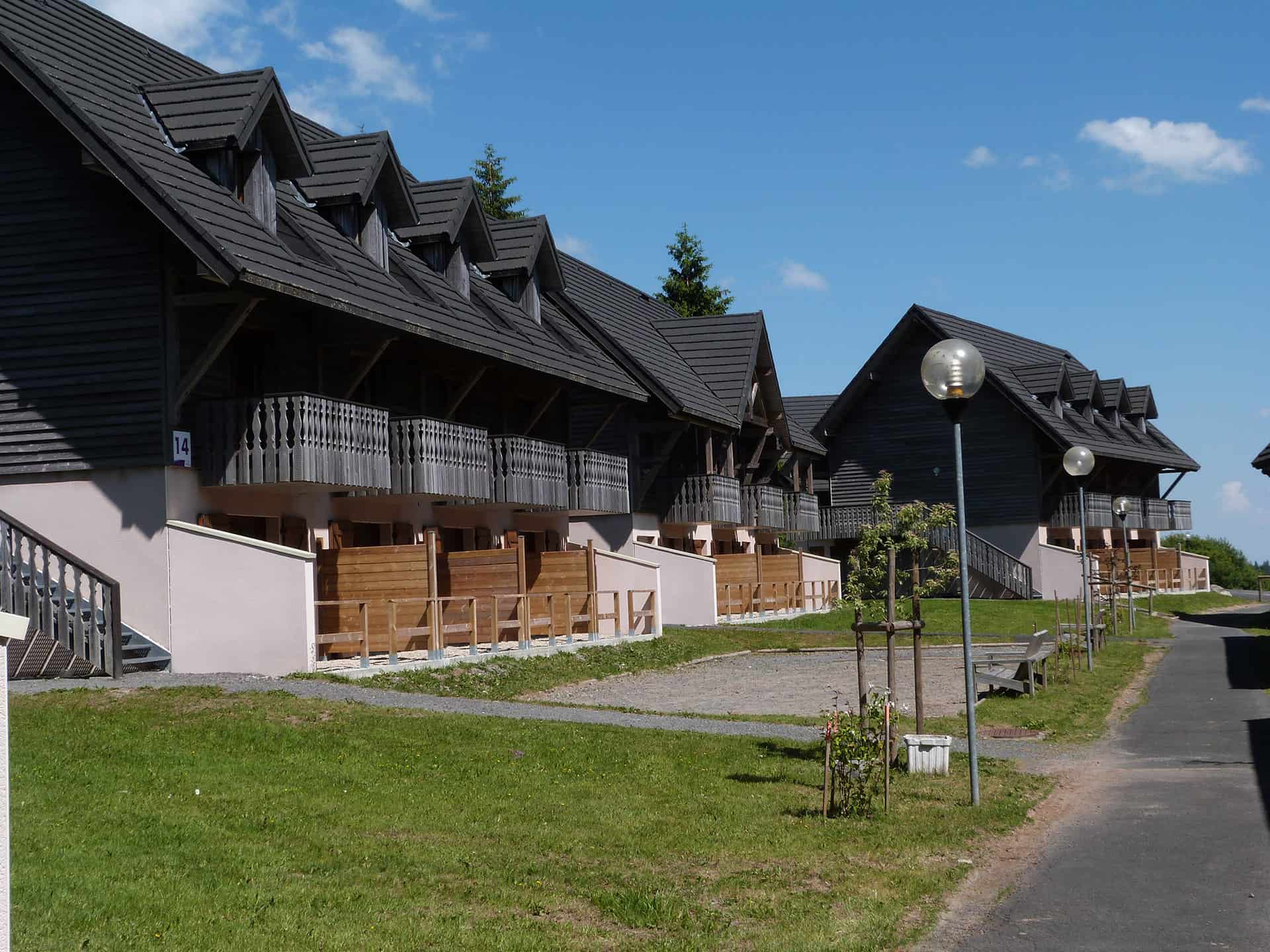 Extérieur de la résidence de vacances Le Bois de la Reine à Super-Besse Extérieur de la résidence de vacances Le Bois de la Reine à Super-Besse