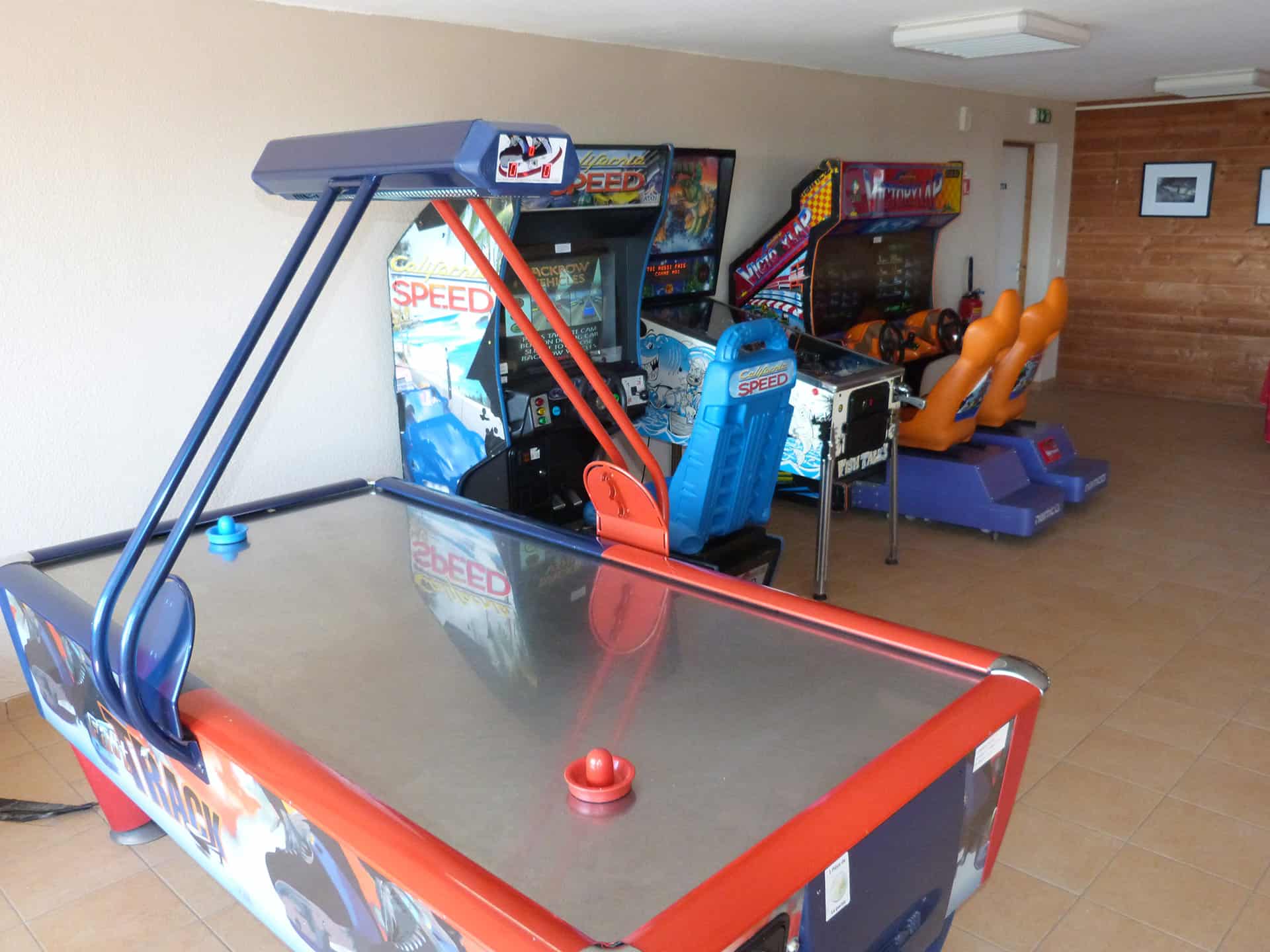 Salle de jeux de la résidence de vacances Le Bois de la Reine à Super-Besse Salle de jeux de la résidence de vacances Le Bois de la Reine à Super-Besse