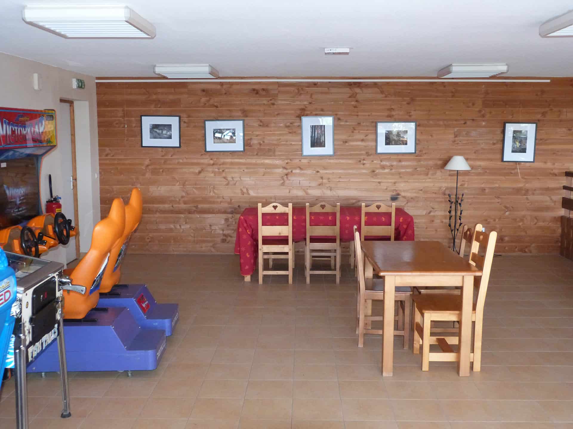 Salle de jeux de la résidence de vacances Le Bois de la Reine à Super-Besse Salle de jeux de la résidence de vacances Le Bois de la Reine à Super-Besse