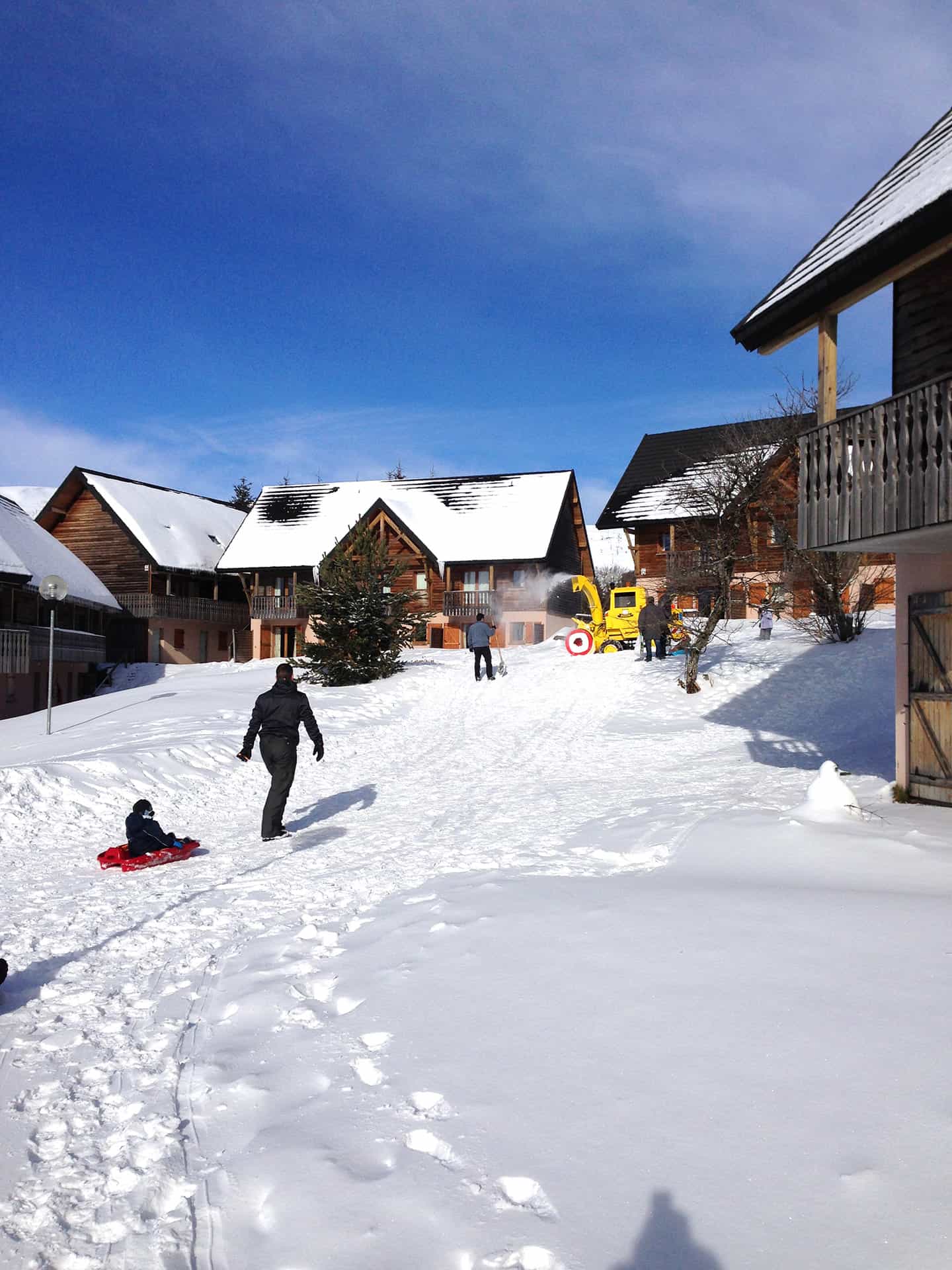 Extérieur de la résidence de vacances Le Bois de la Reine à Super-Besse en hiver Extérieur de la résidence de vacances Le Bois de la Reine à Super-Besse en hiver