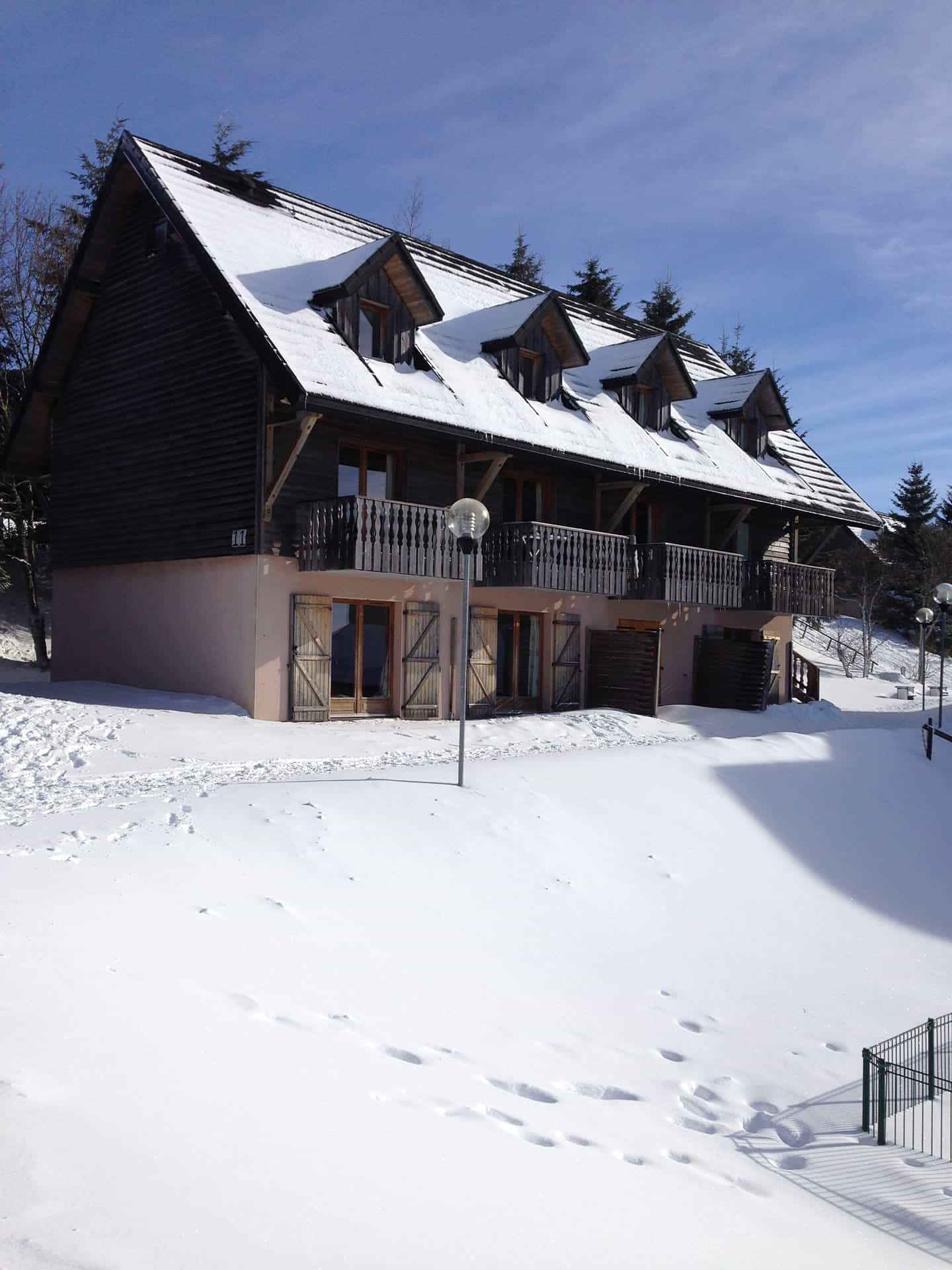 Extérieur de la résidence de vacances Le Bois de la Reine à Super-Besse en hiver Extérieur de la résidence de vacances Le Bois de la Reine à Super-Besse en hiver