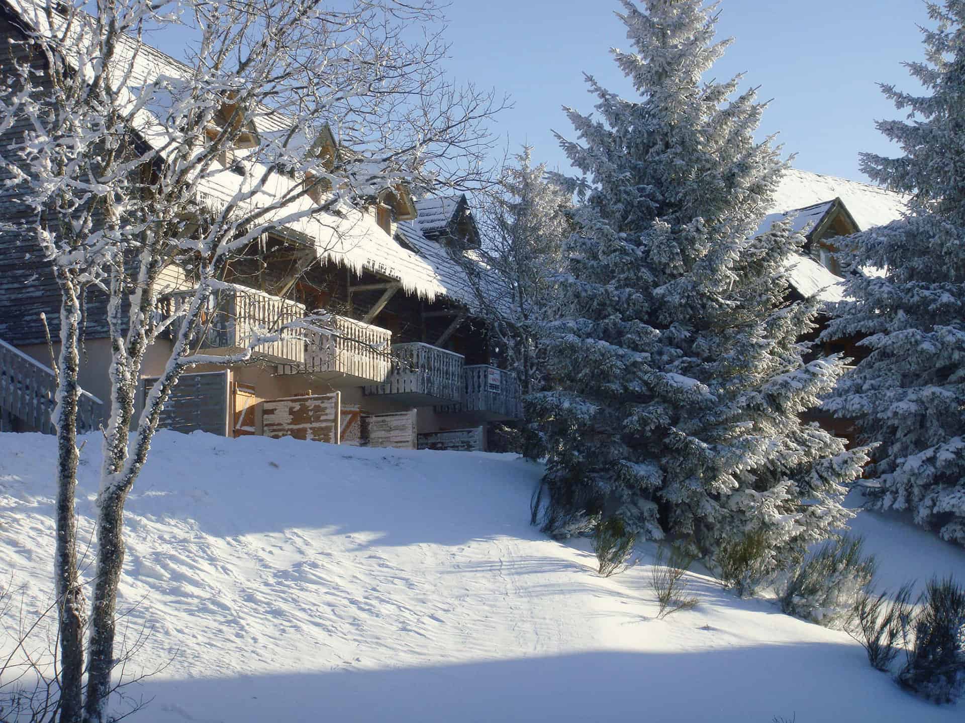 Extérieur de la résidence de vacances Le Bois de la Reine à Super-Besse en hiver Extérieur de la résidence de vacances Le Bois de la Reine à Super-Besse en hiver