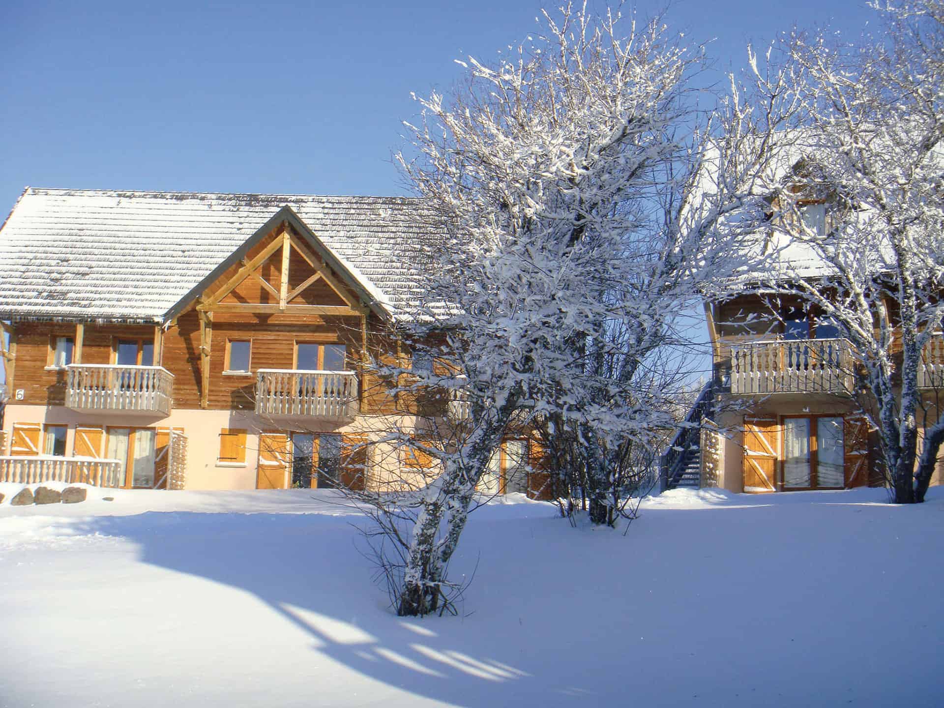 Extérieur de la résidence de vacances Le Bois de la Reine à Super-Besse en hiver Extérieur de la résidence de vacances Le Bois de la Reine à Super-Besse en hiver
