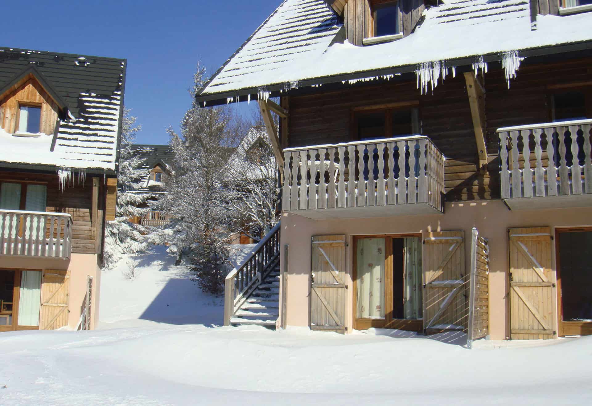 Extérieur de la résidence de vacances Le Bois de la Reine à Super-Besse en hiver Extérieur de la résidence de vacances Le Bois de la Reine à Super-Besse en hiver