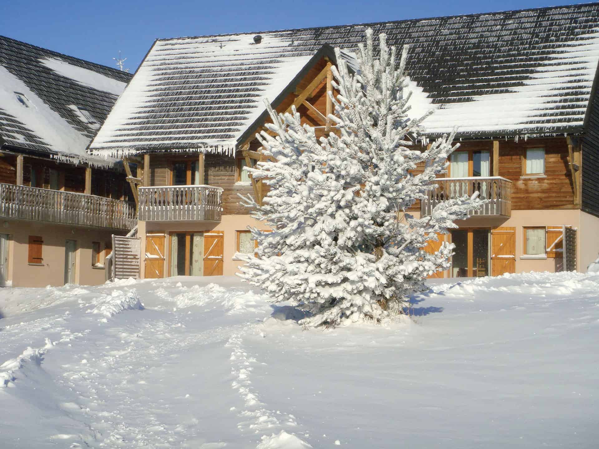 Extérieur de la résidence de vacances Le Bois de la Reine à Super-Besse en hiver Extérieur de la résidence de vacances Le Bois de la Reine à Super-Besse en hiver