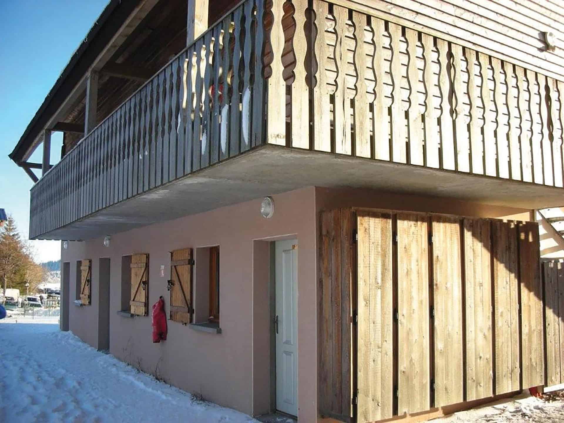 Extérieur de la résidence de vacances Le Bois de la Reine à Super-Besse en hiver Extérieur de la résidence de vacances Le Bois de la Reine à Super-Besse en hiver