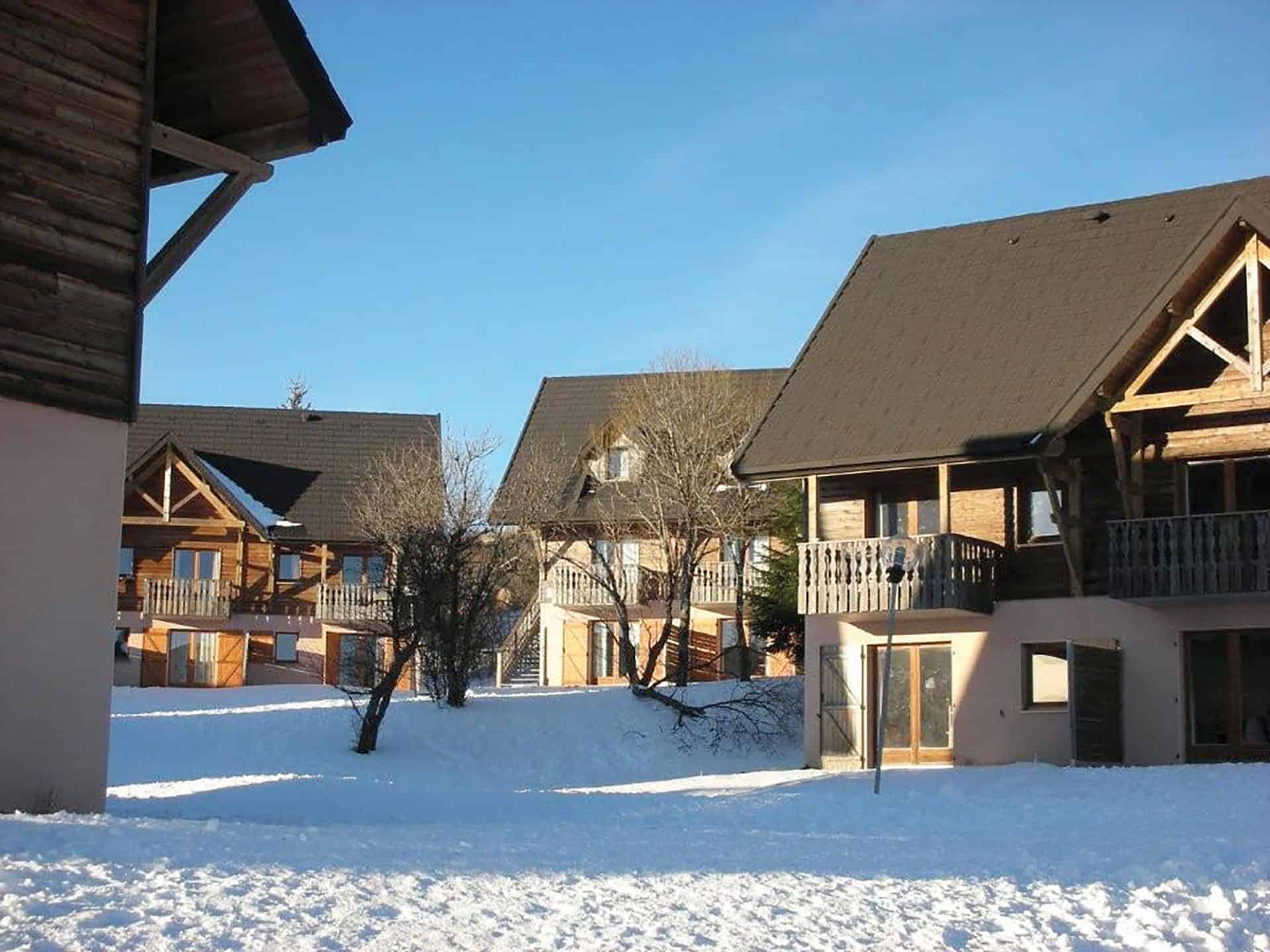 Extérieur de la résidence de vacances Le Bois de la Reine à Super-Besse en hiver Extérieur de la résidence de vacances Le Bois de la Reine à Super-Besse en hiver